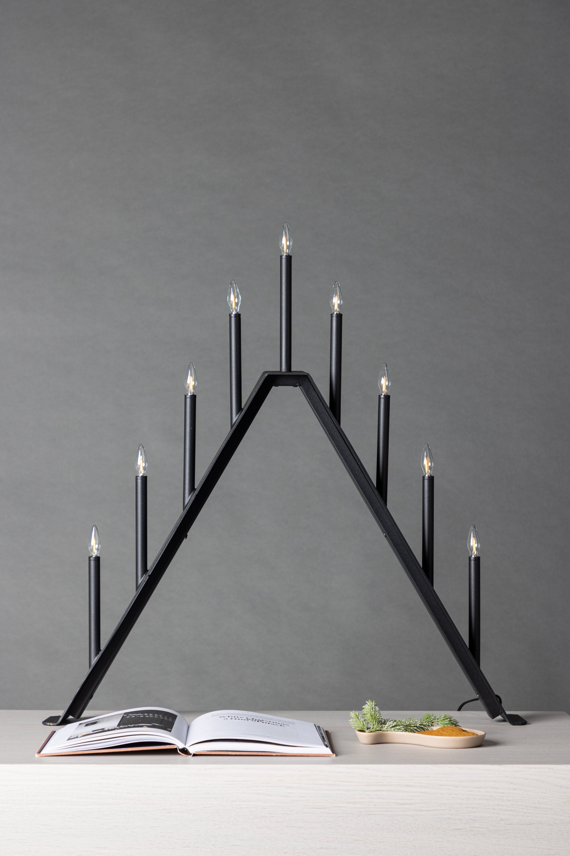 Åre Tischlampe in Schwarz präsentiert im Onlineshop von KAQTU Design AG. Weihnachtszubehör ist von Venture Home