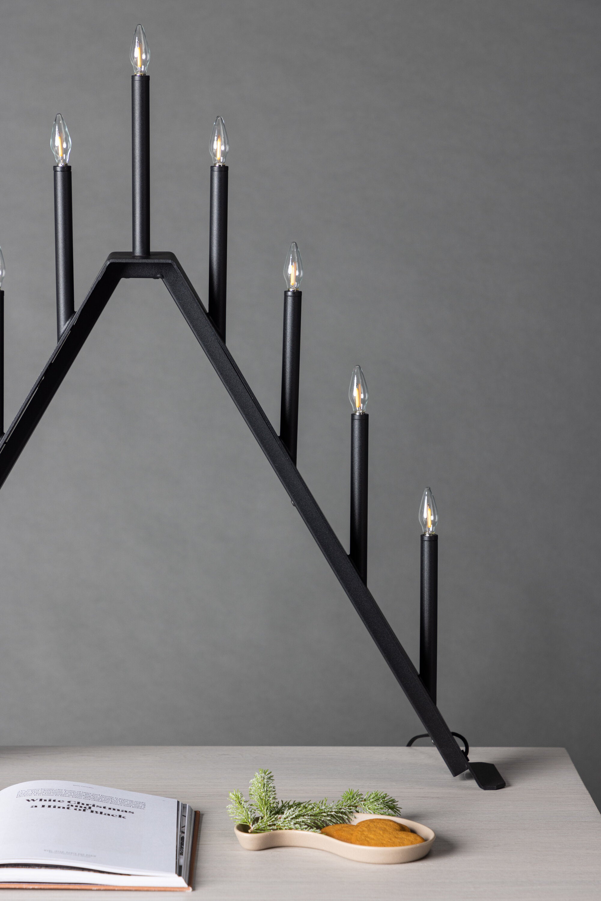 Åre Tischlampe in Schwarz präsentiert im Onlineshop von KAQTU Design AG. Weihnachtszubehör ist von Venture Home