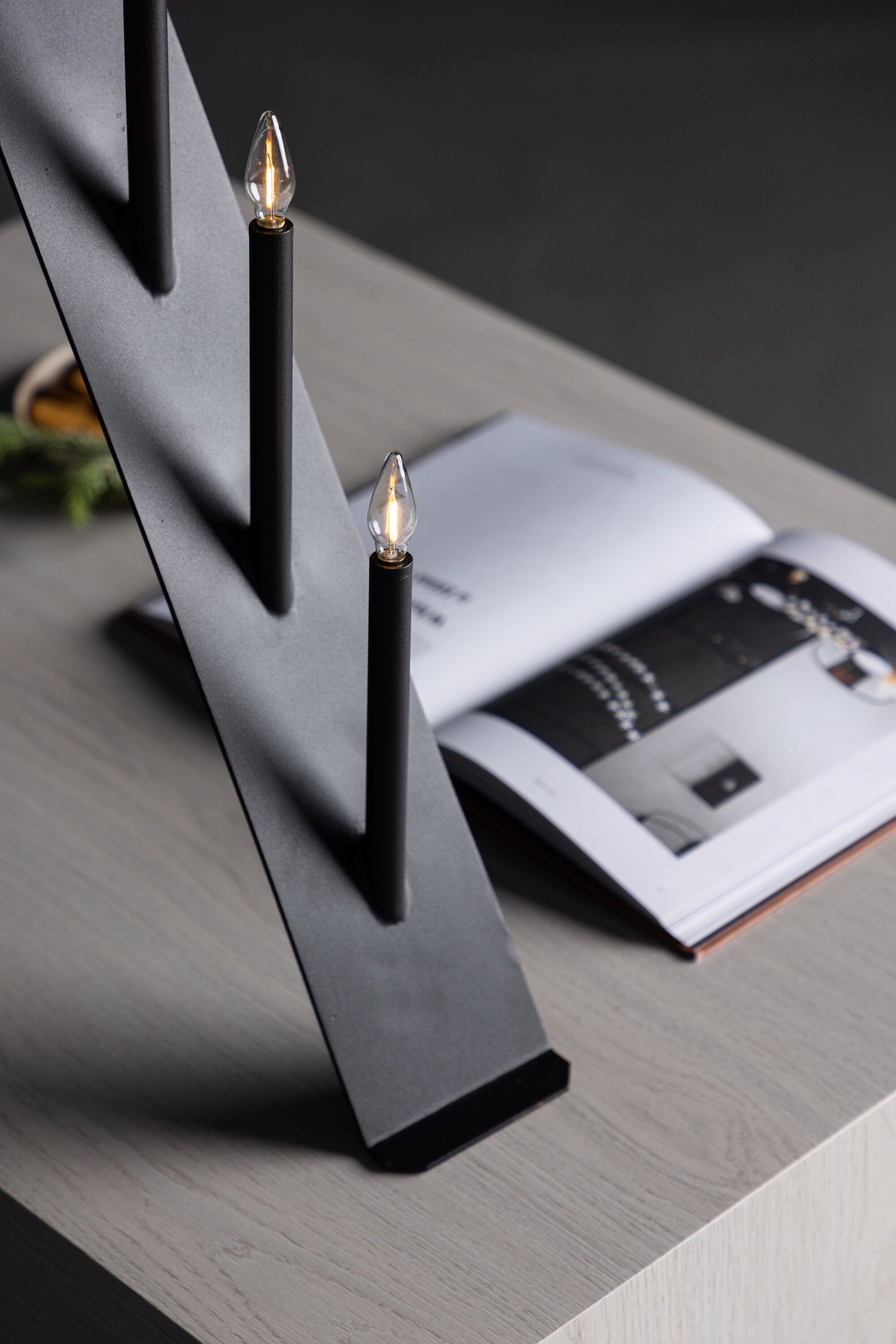 Åre Tischlampe in Schwarz präsentiert im Onlineshop von KAQTU Design AG. Weihnachtszubehör ist von Venture Home