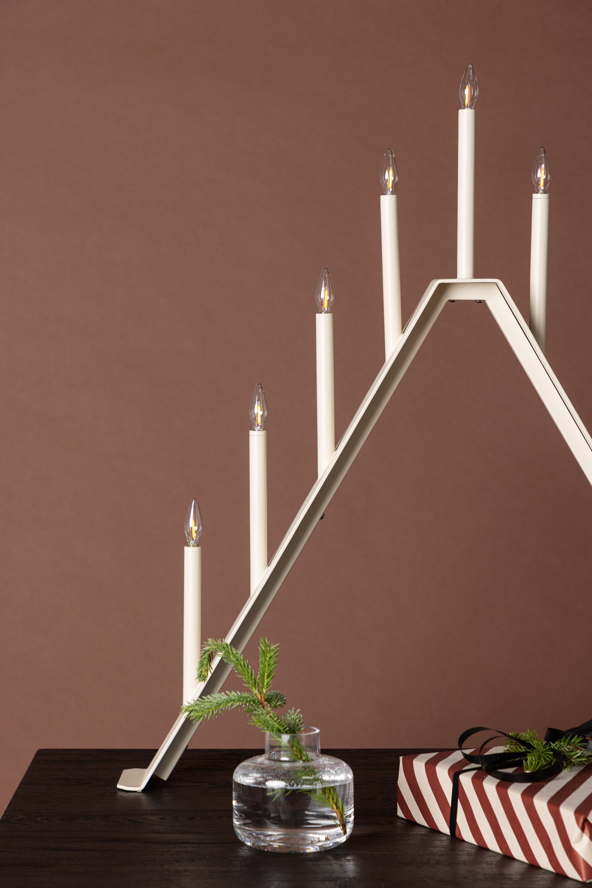 Åre Tischlampe in Beige präsentiert im Onlineshop von KAQTU Design AG. Weihnachtszubehör ist von Venture Home