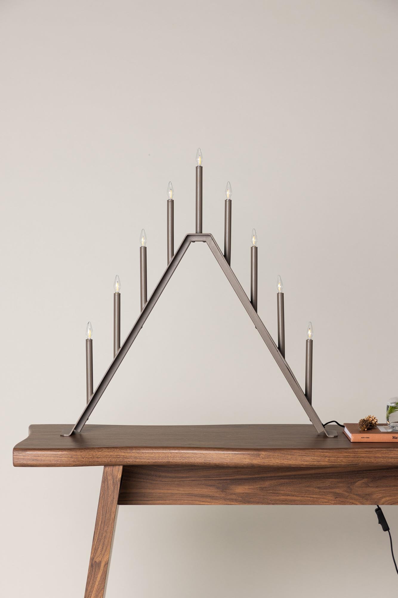 Entdecken Sie die Åre Tischlampe von Venture Home – ein stilvolles Lichtobjekt, das nordische Eleganz und festliche Atmosphäre in Ihr Zuhause bringt.