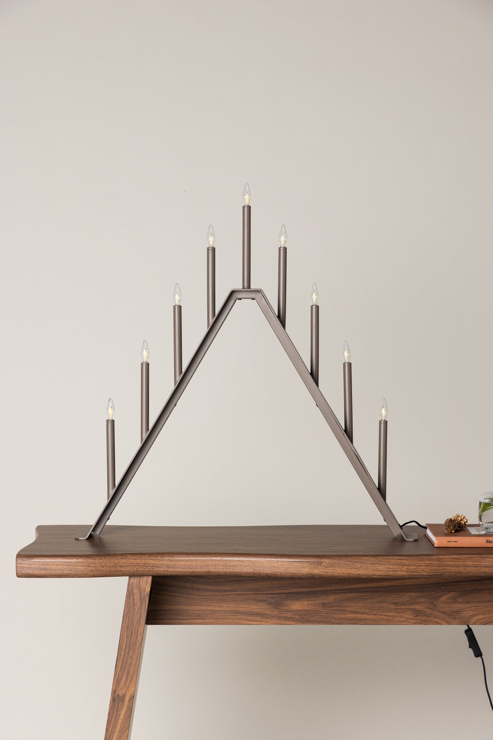 Åre Tischlampe in Mokka präsentiert im Onlineshop von KAQTU Design AG. Weihnachtszubehör ist von Venture Home