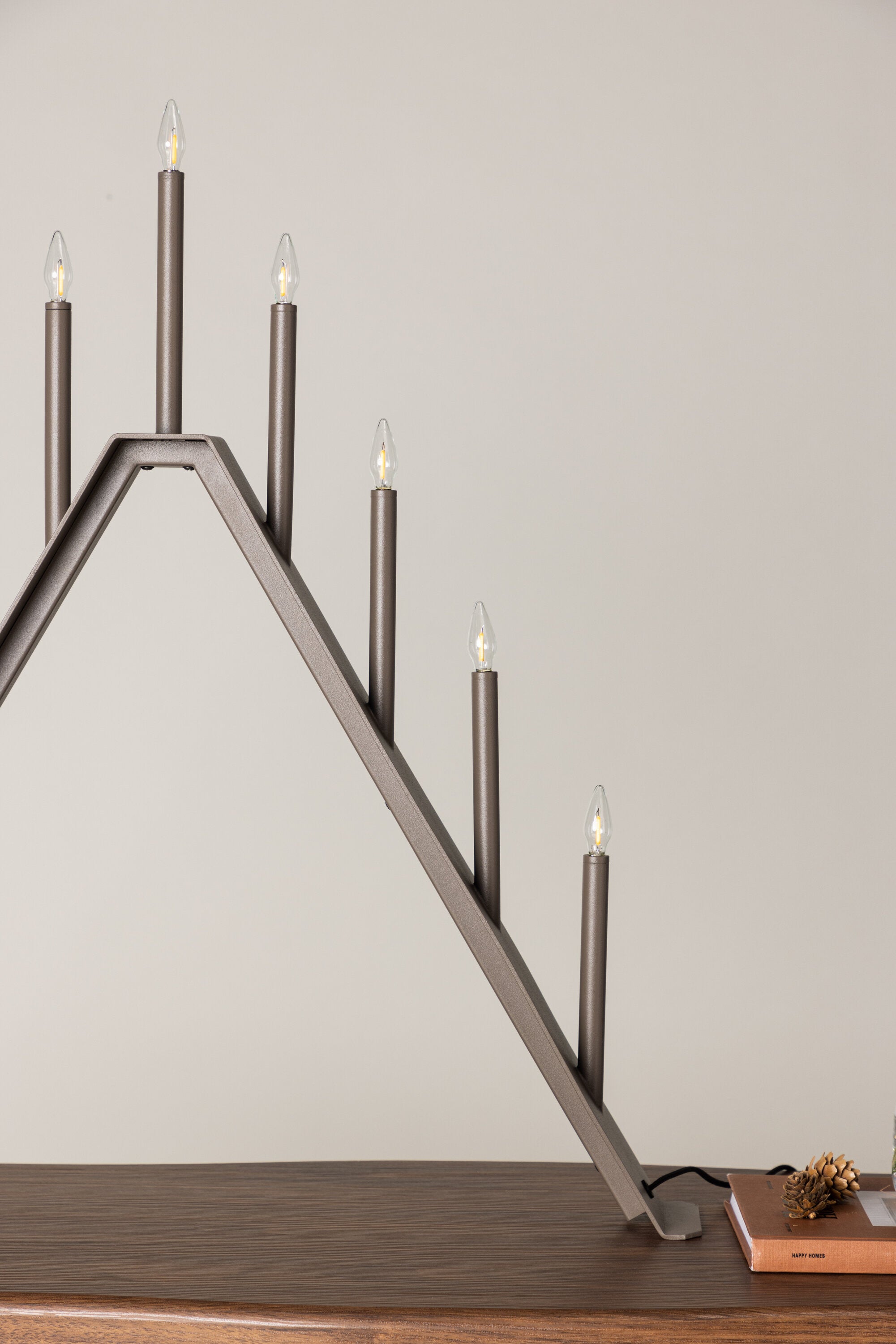 Åre Tischlampe in Mokka präsentiert im Onlineshop von KAQTU Design AG. Weihnachtszubehör ist von Venture Home