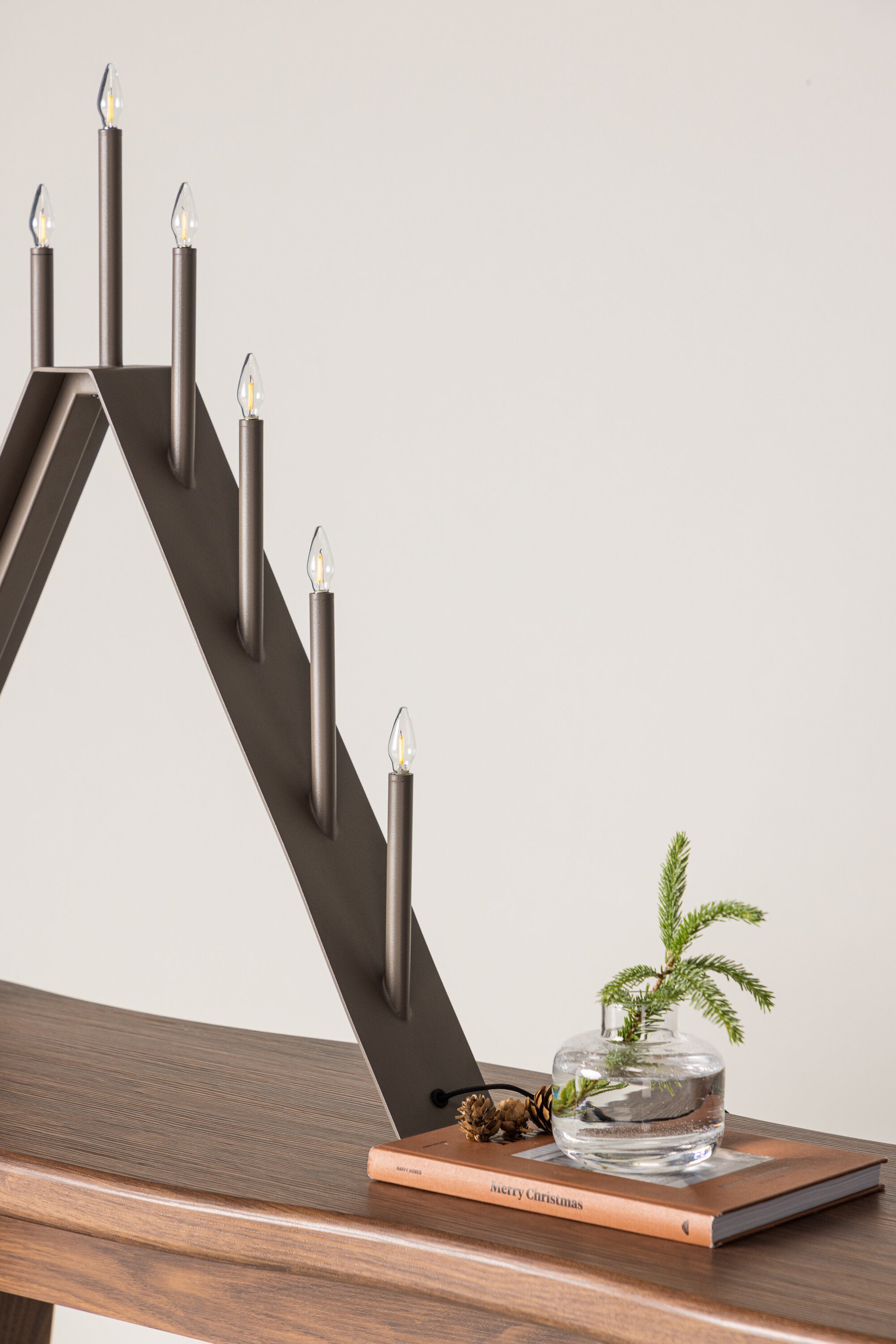 Åre Tischlampe in Mokka präsentiert im Onlineshop von KAQTU Design AG. Weihnachtszubehör ist von Venture Home