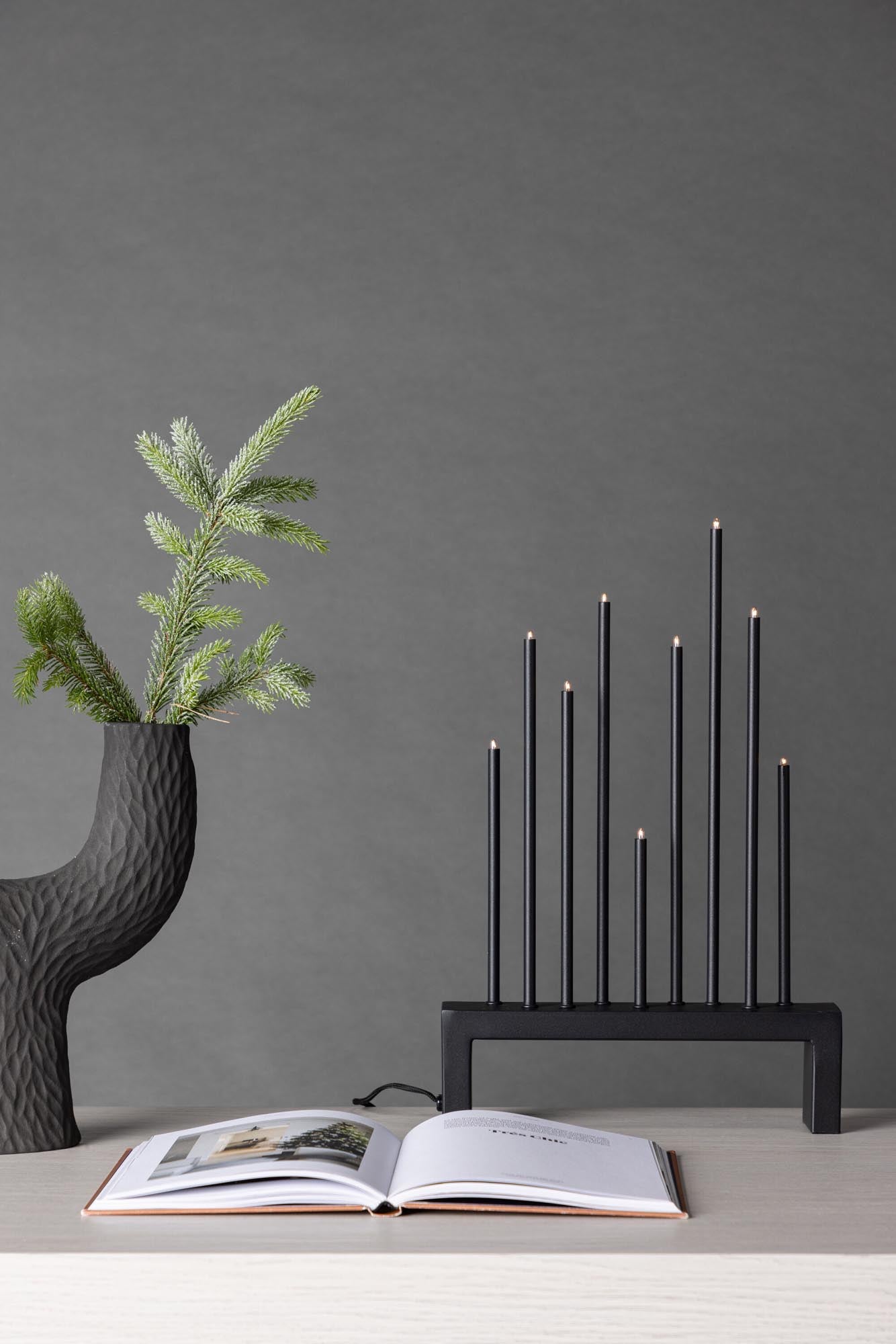 Entdecken Sie die Vallåsen Tischlampe von Venture Home – ein stilvoller Lichtspender aus schwarzem Stahl, der jedem Raum Wärme und Eleganz verleiht.