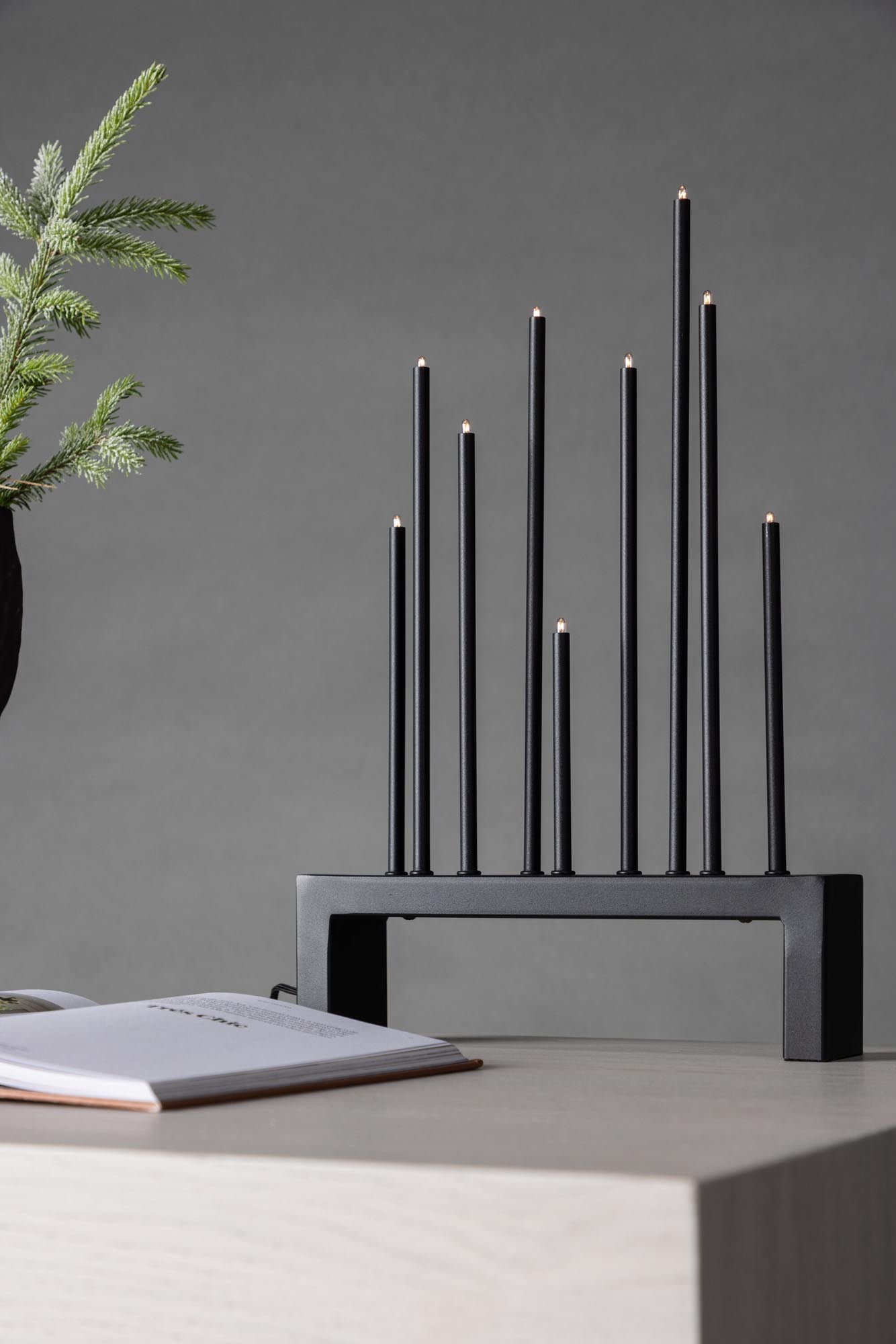 Die Vallåsen Tischlampe von Venture Home vereint modernes Design und Funktionalität, ideal für stimmungsvolle Beleuchtung das ganze Jahr über.