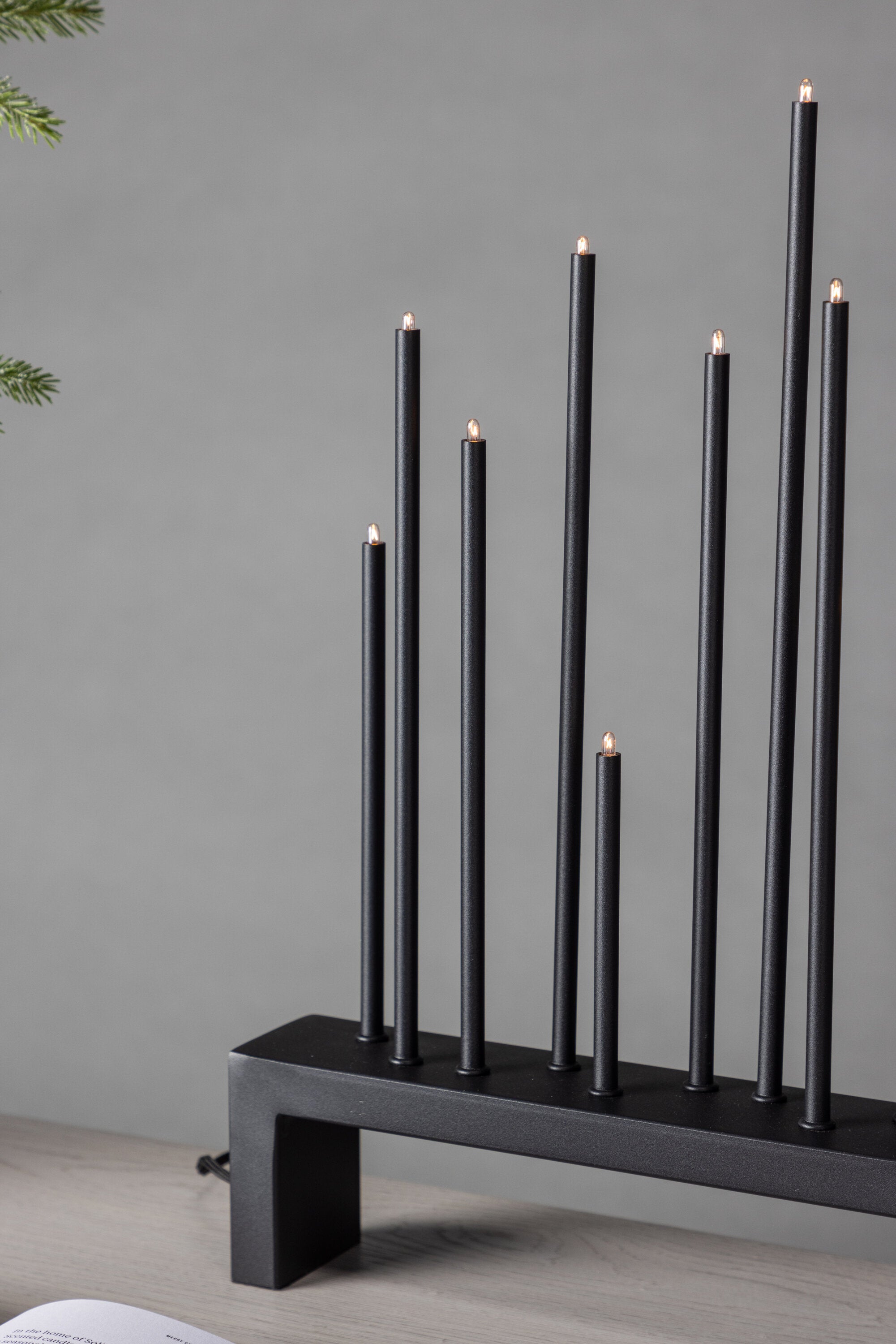 Vallåsen Tischlampe in Schwarz präsentiert im Onlineshop von KAQTU Design AG. Weihnachtszubehör ist von Venture Home