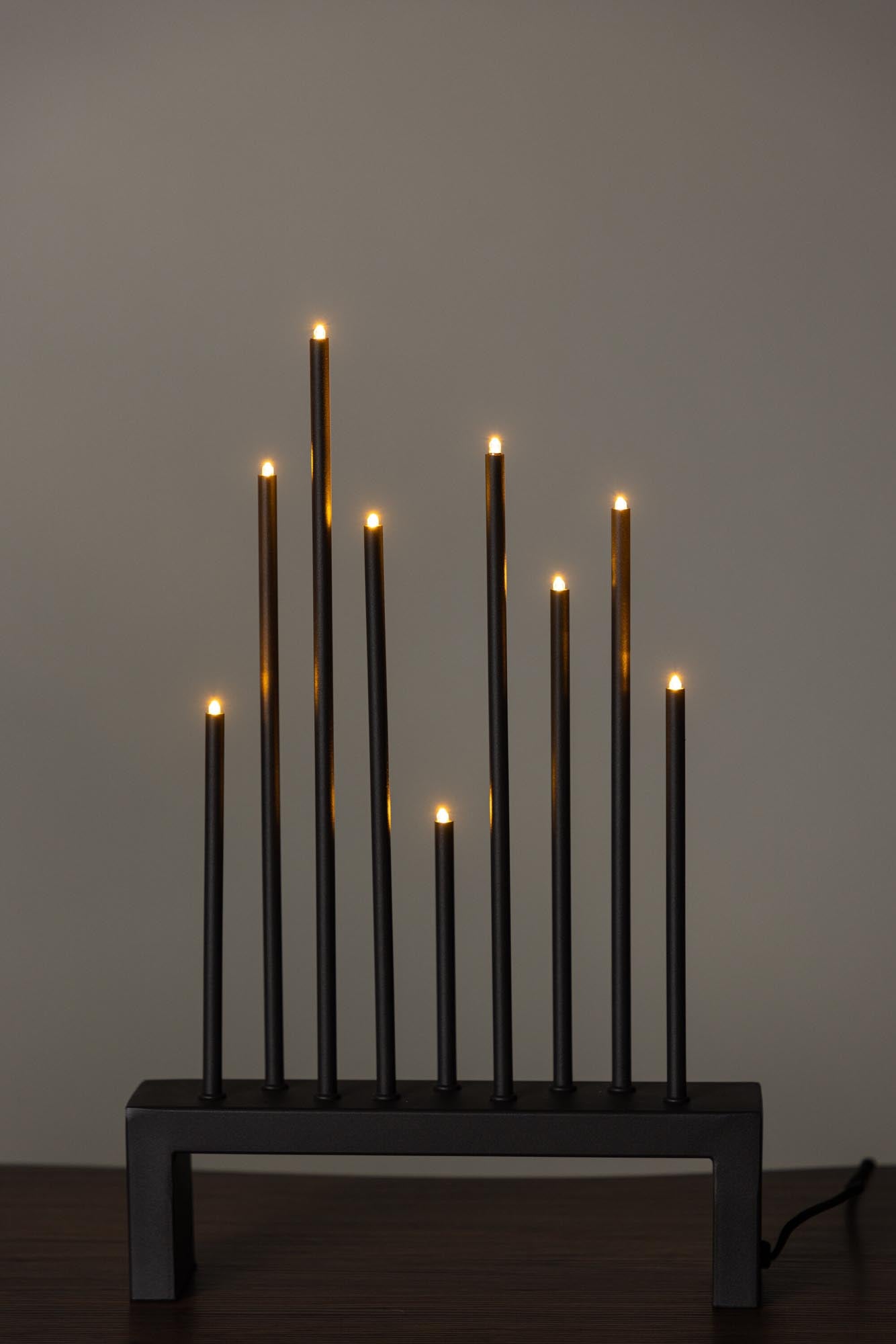 Vallåsen Tischlampe: Ein stilvolles Kunstwerk aus schwarzem Stahl, das warmes Licht und Atmosphäre in jedes Zuhause bringt.