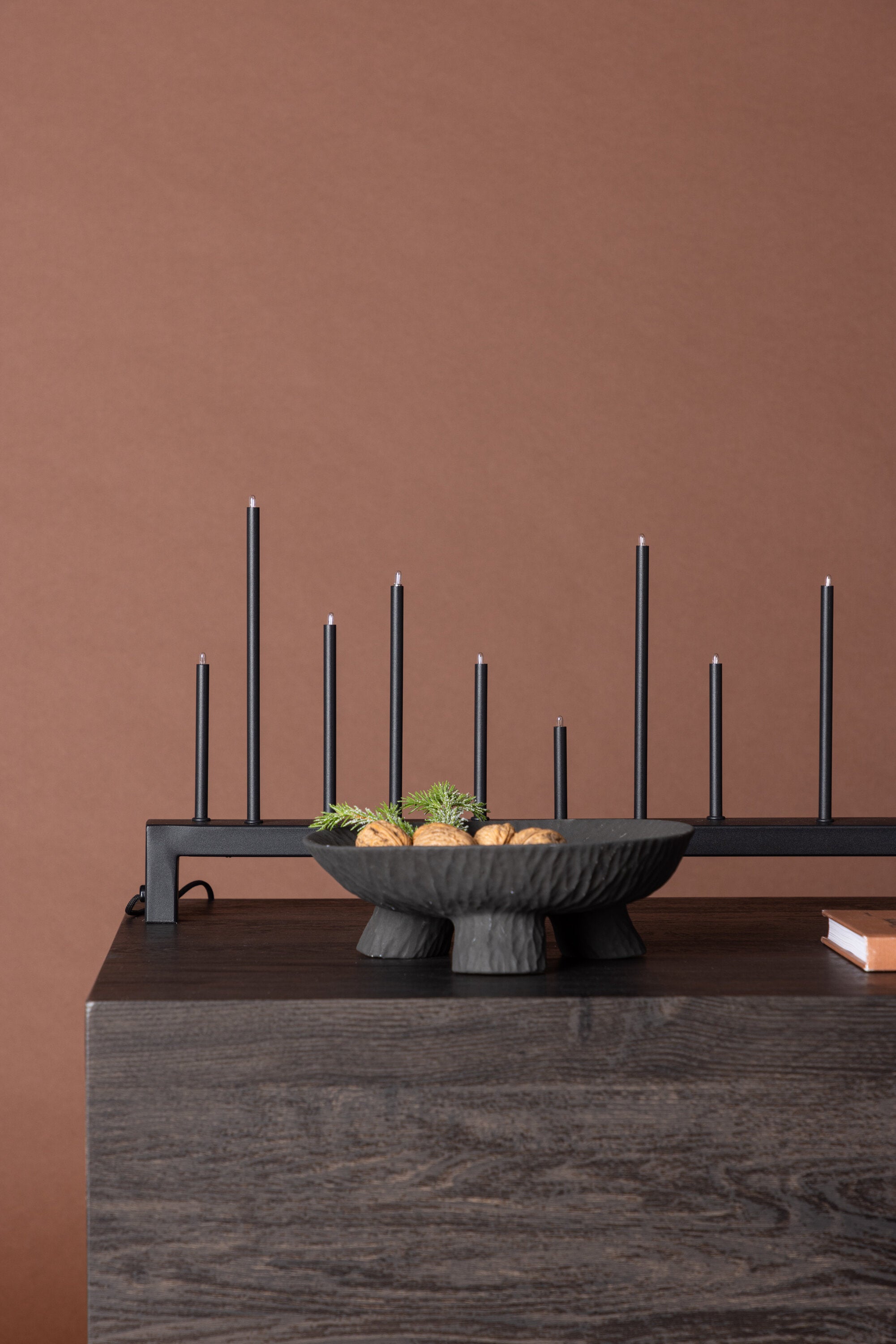 Hoforsbacken Tischlampe in Schwarz präsentiert im Onlineshop von KAQTU Design AG. Weihnachtszubehör ist von Venture Home