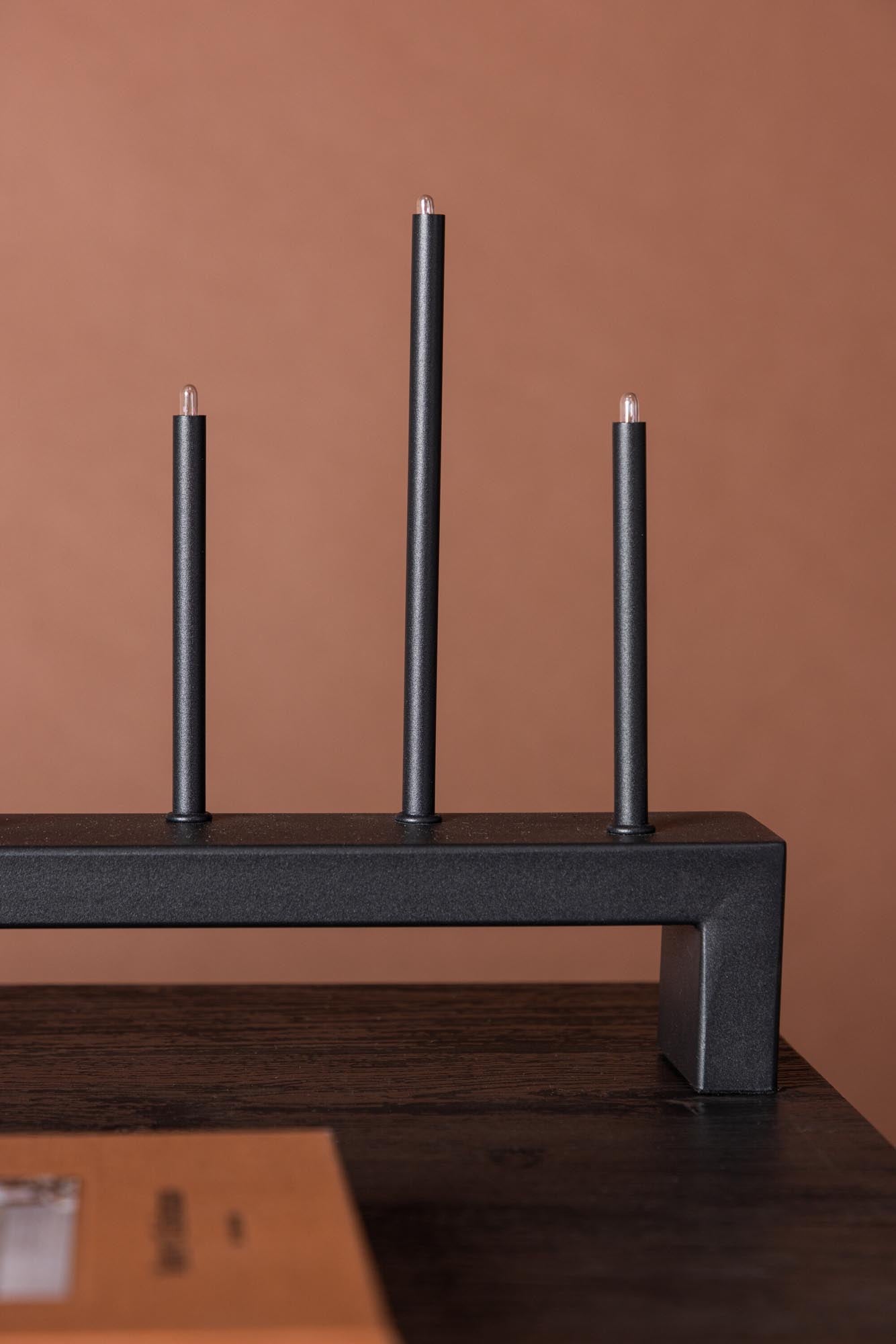 Hoforsbacken Tischlampe: Modernes Design von Venture Home.