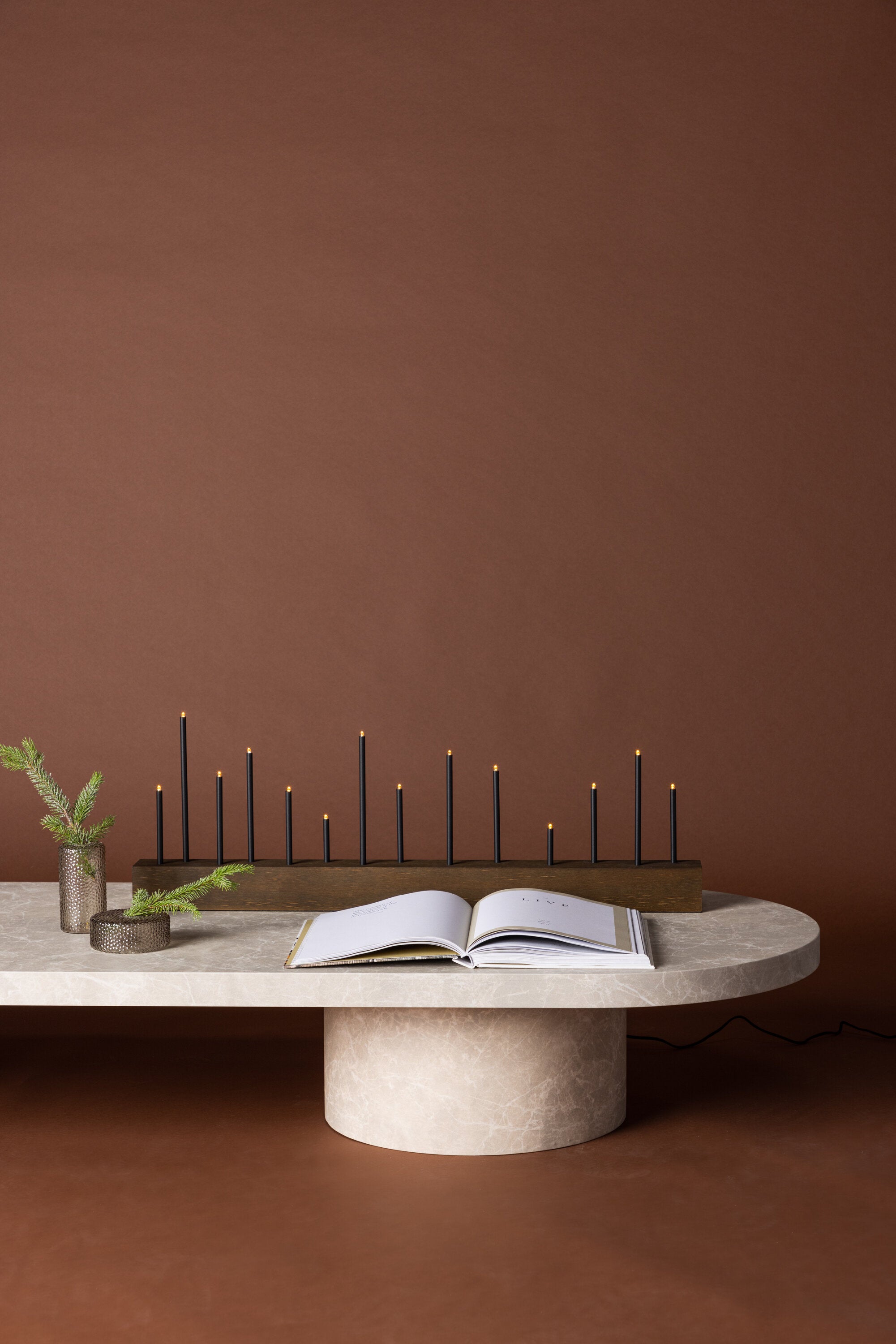Kungsberget Tischlampe in Nussbaum präsentiert im Onlineshop von KAQTU Design AG. Weihnachtszubehör ist von Venture Home
