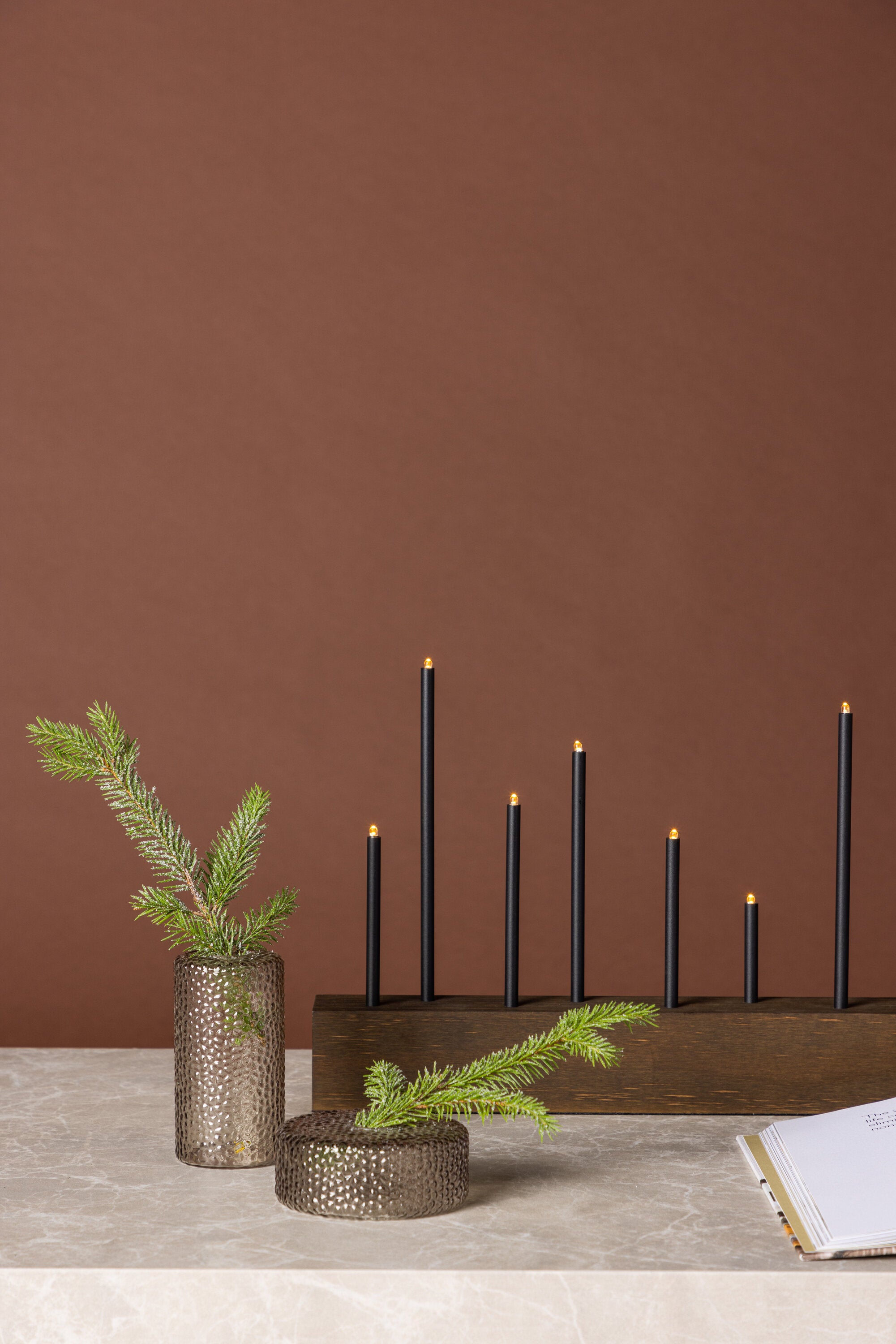 Kungsberget Tischlampe in Nussbaum präsentiert im Onlineshop von KAQTU Design AG. Weihnachtszubehör ist von Venture Home