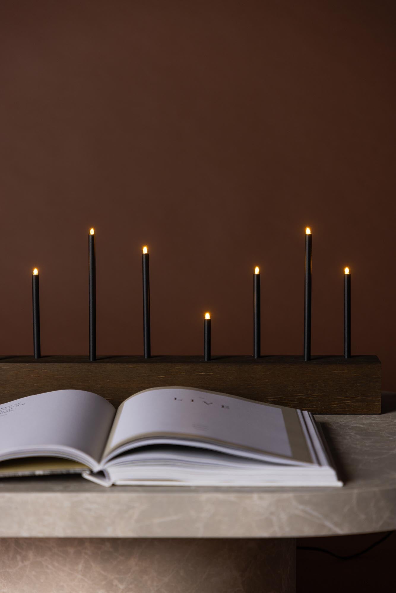 Stilvolle Kungsberget Tischlampe von Venture Home: Warme Atmosphäre und modernes Design für festliche Stimmung in jedem Raum.