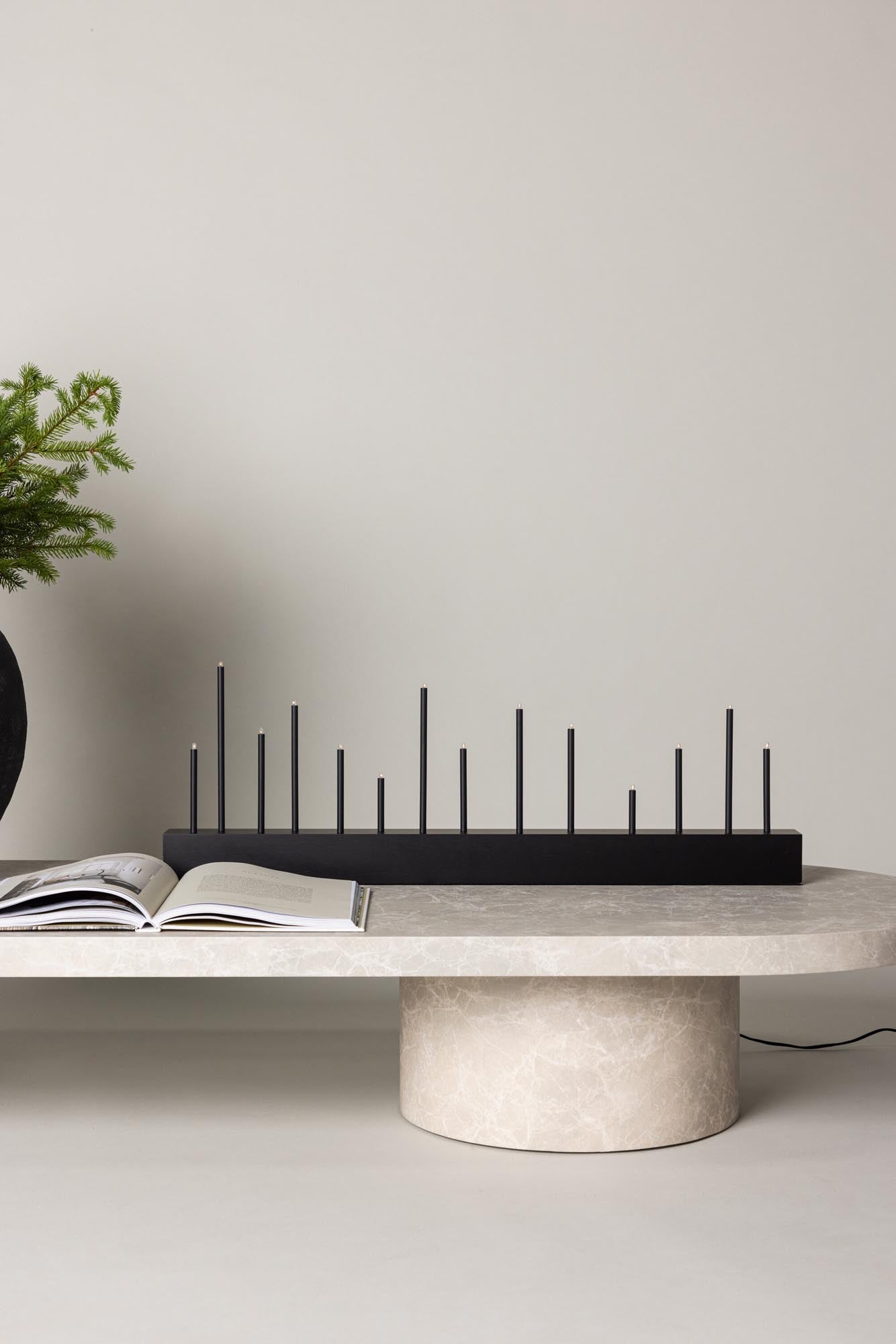 Die Kungsberget Tischlampe von Venture Home bringt festliche Stimmung in Ihr Zuhause. Mit ihrem modernen Design und warmem Licht ist sie der perfekte Blickfang für jede Feier.