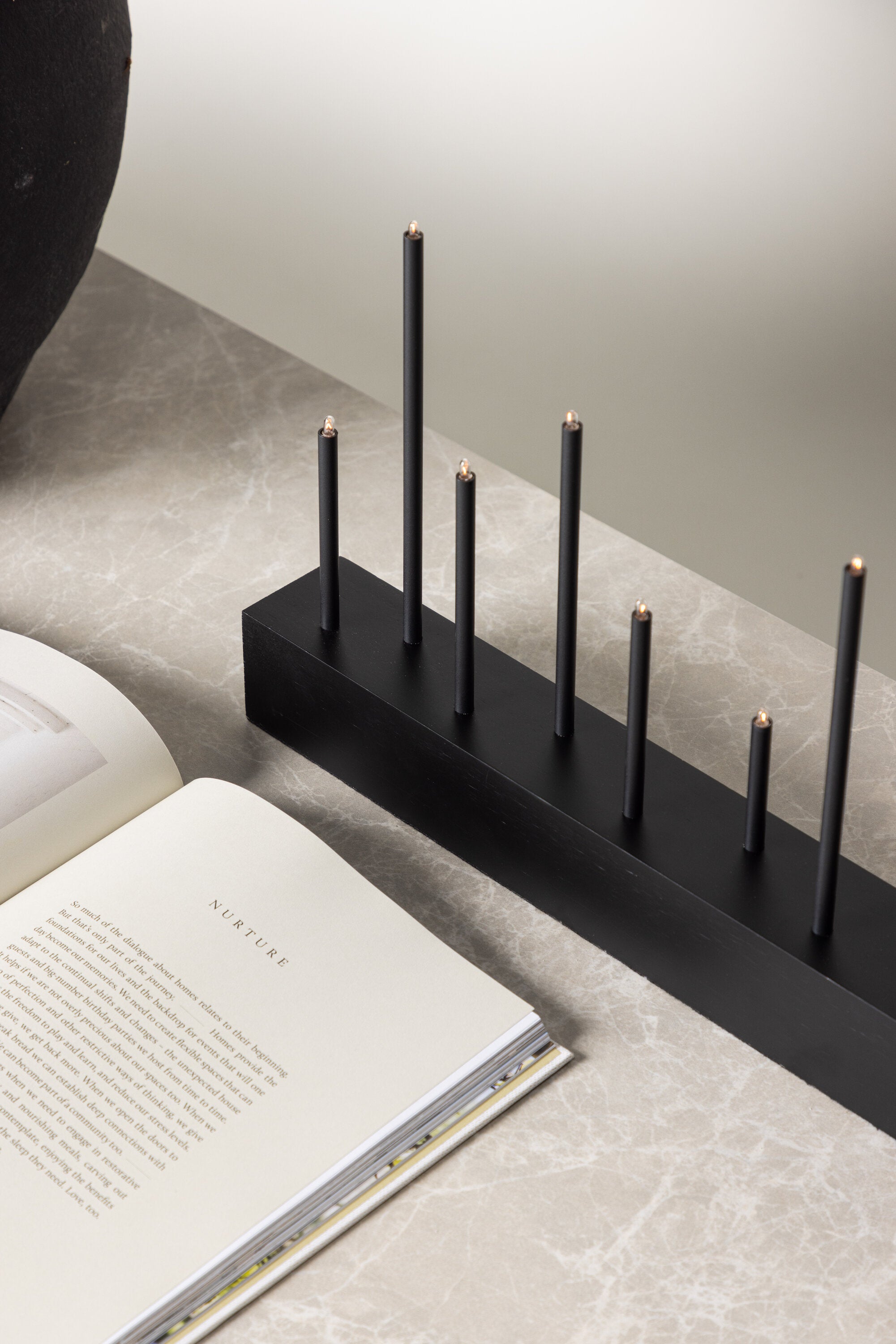 Kungsberget Tischlampe in Schwarz präsentiert im Onlineshop von KAQTU Design AG. Weihnachtszubehör ist von Venture Home