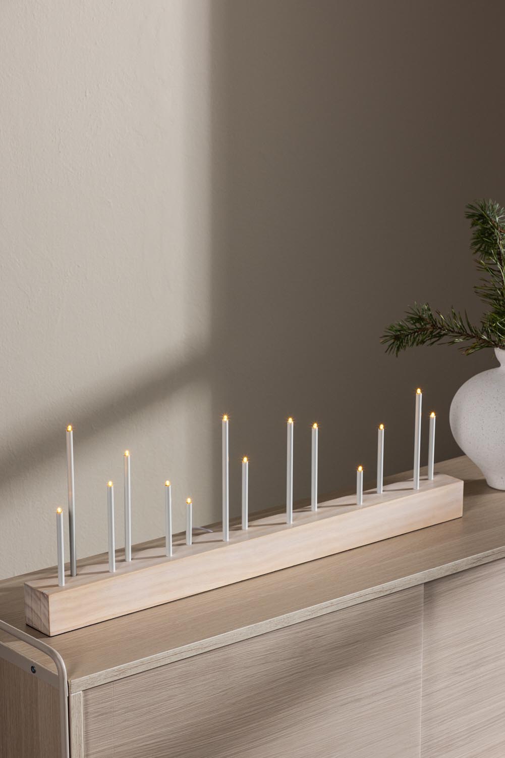 Kungsberget Tischleuchte in Tünchen präsentiert im Onlineshop von KAQTU Design AG. Tischleuchte ist von Venture Home