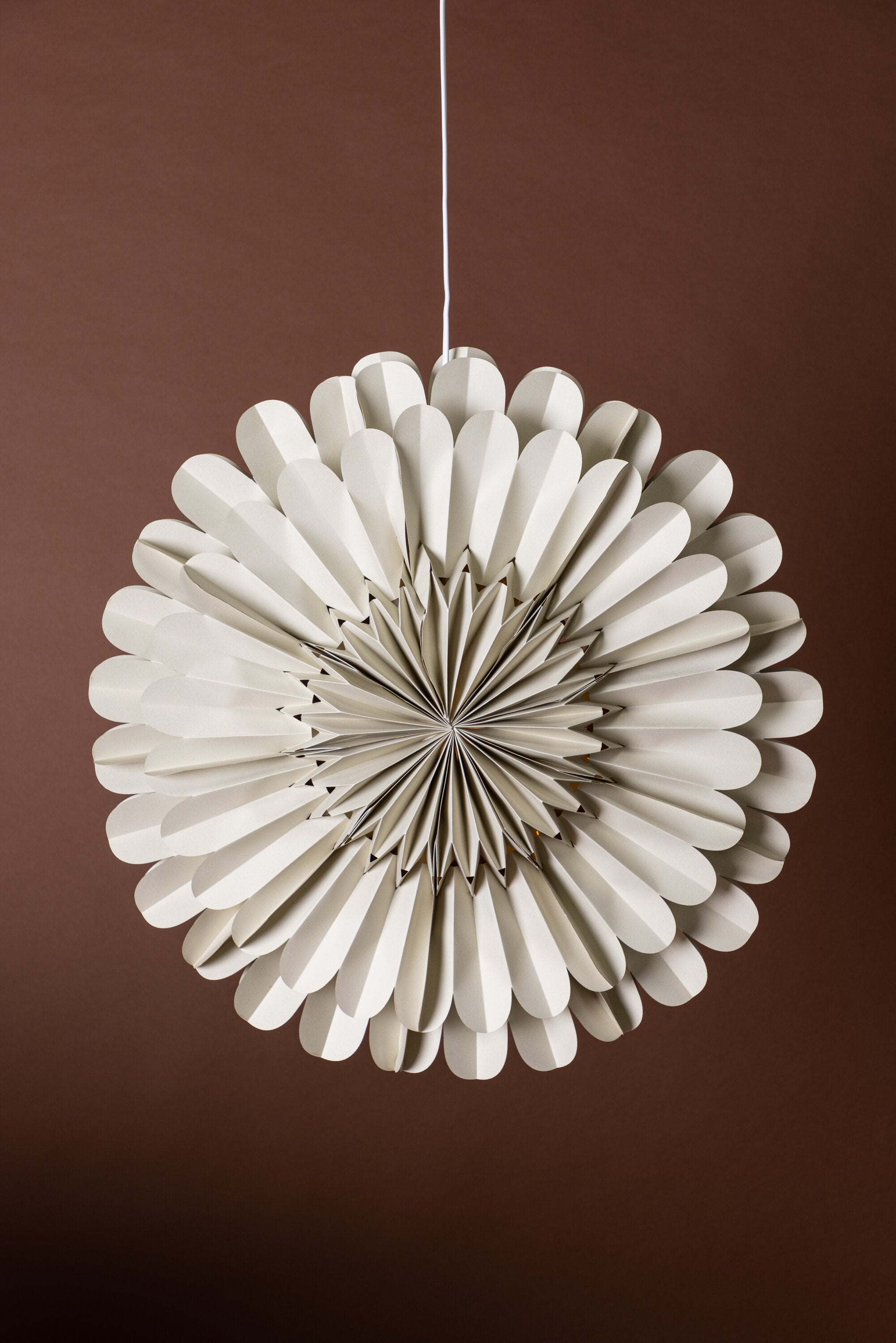 Järvsön Pendelleuchte in Beige präsentiert im Onlineshop von KAQTU Design AG. Weihnachtszubehör ist von Venture Home