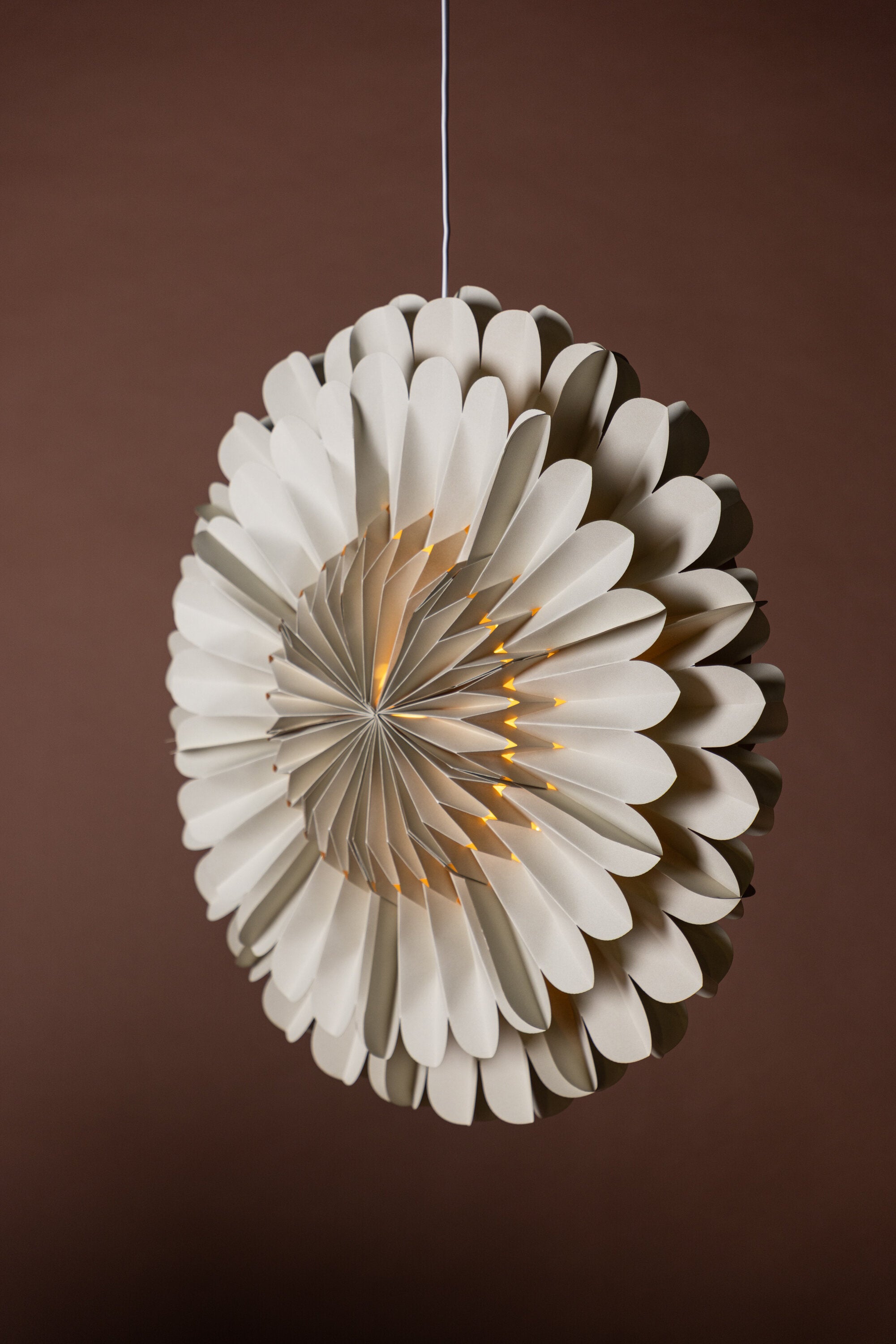 Järvsön Pendelleuchte in Beige präsentiert im Onlineshop von KAQTU Design AG. Weihnachtszubehör ist von Venture Home