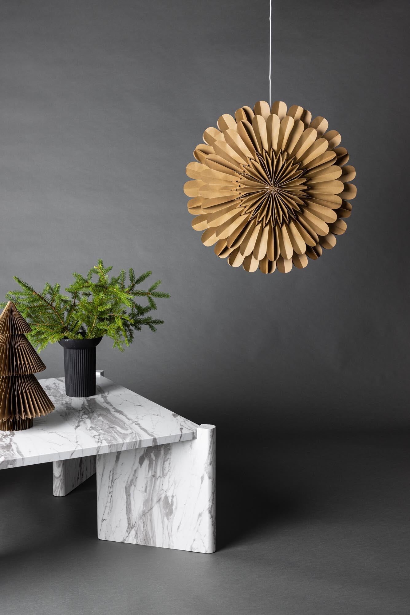 Entdecken Sie die Järvsön Pendelleuchte von Venture Home – ein stilvolles Papierkunstwerk, das warmes Licht und festliche Stimmung in Ihr Zuhause bringt.