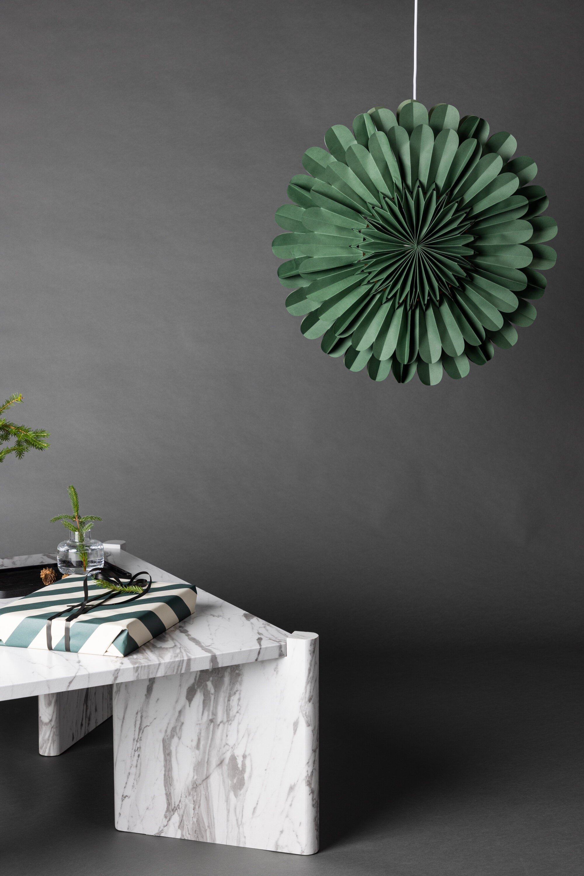 Järvsön Pendelleuchte in Grün präsentiert im Onlineshop von KAQTU Design AG. Weihnachtszubehör ist von Venture Home