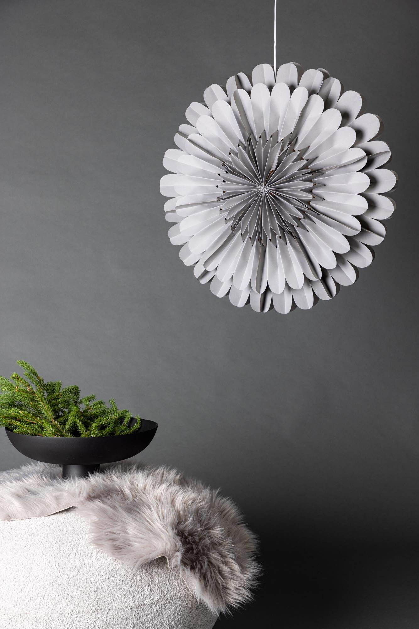 Järvsön Pendelleuchte: Ein eleganter Papierstern, der warmes Licht und festliche Stimmung in Ihr Zuhause bringt.