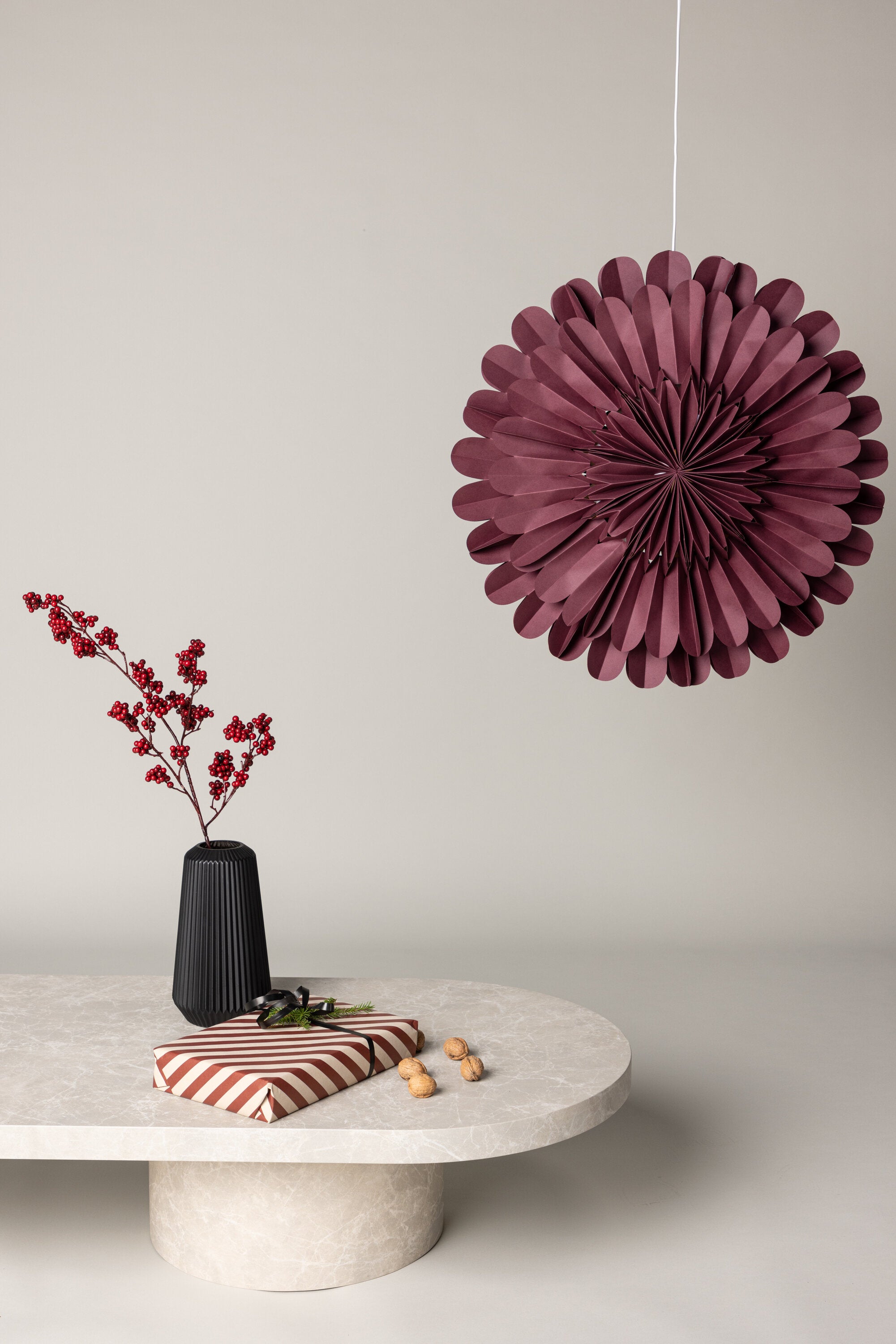 Järvsön Pendelleuchte in Dunkelrot präsentiert im Onlineshop von KAQTU Design AG. Weihnachtszubehör ist von Venture Home