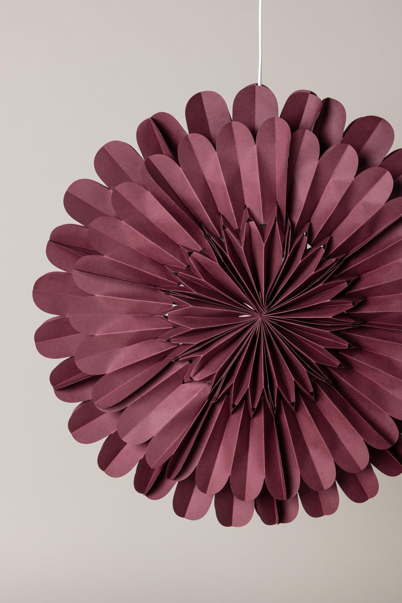 Järvsön Pendelleuchte: Elegante Lichtquelle aus hochwertigem Papier, die festliche Stimmung und Gemütlichkeit in Ihr Zuhause bringt.