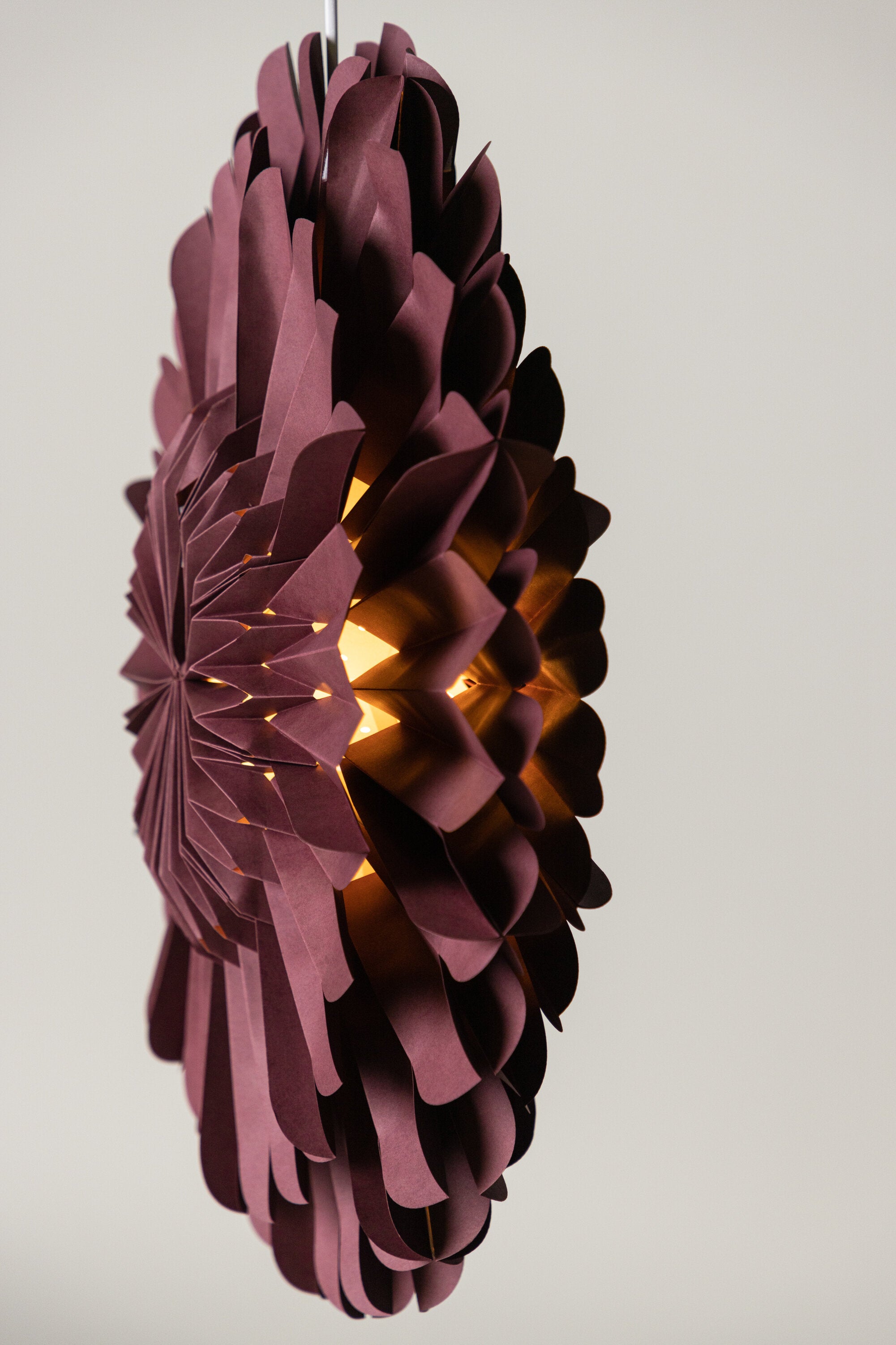 Järvsön Pendelleuchte in Dunkelrot präsentiert im Onlineshop von KAQTU Design AG. Weihnachtszubehör ist von Venture Home