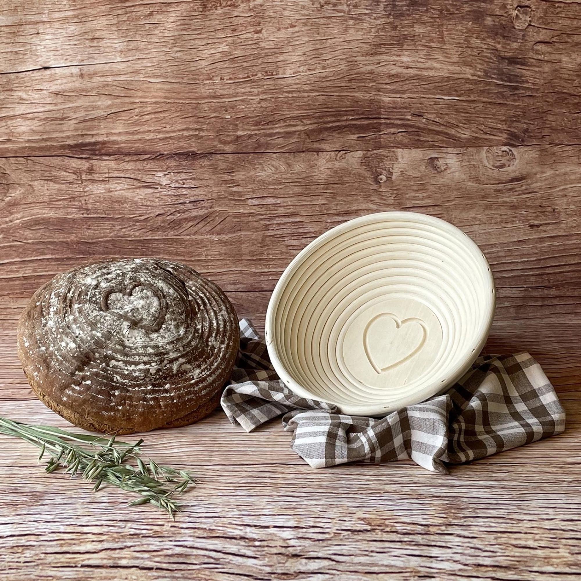 Rundes Gärkörbchen-Set mit Herzmotiv und Stoffbezug, ideal für Brotbacken, Masse: 24,5 x 8,5 cm, von Westmark.