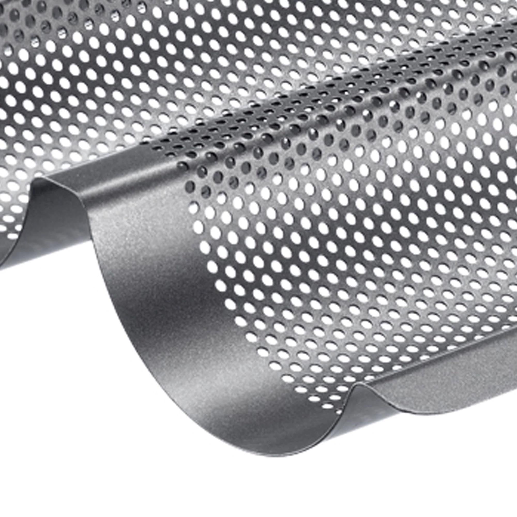 Westmark 3er Baguette-Backform, 38.5x28cm, antihaftbeschichtet, ideal für knusprige Baguettes, robust und leicht zu reinigen.