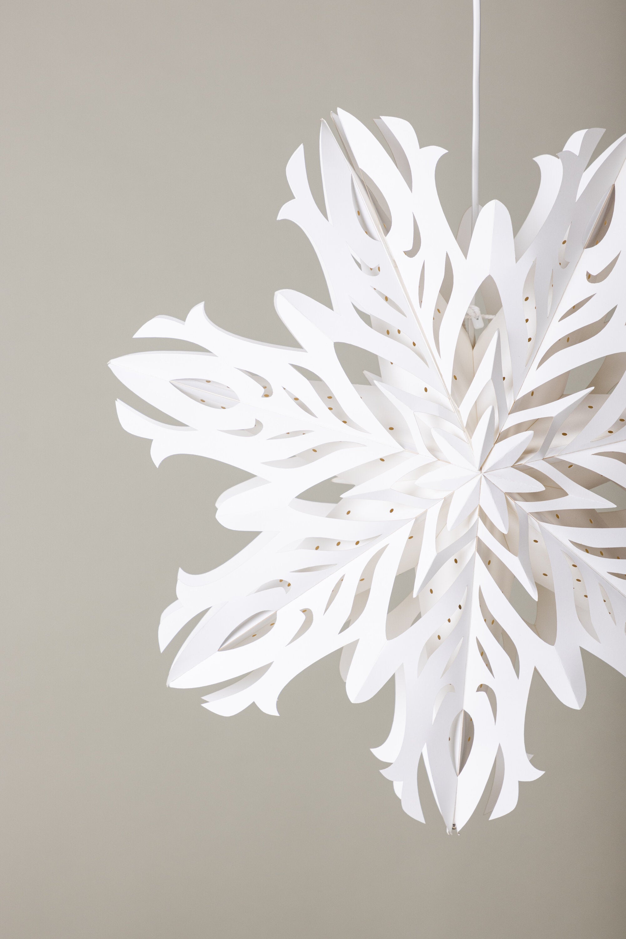Hundfjället Pendelleuchte in Weiss präsentiert im Onlineshop von KAQTU Design AG. Weihnachtszubehör ist von Venture Home