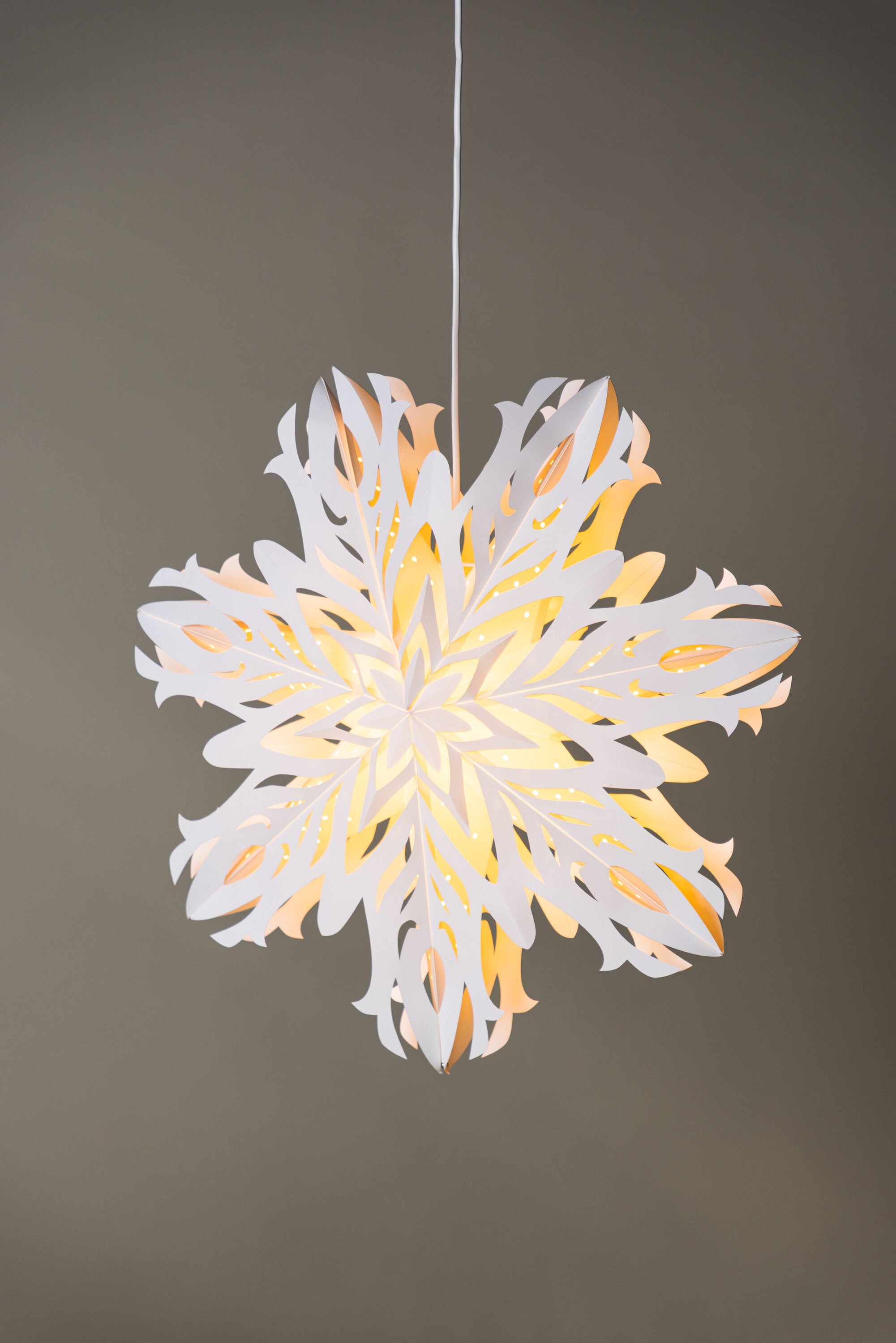 Hundfjället Pendelleuchte in Weiss präsentiert im Onlineshop von KAQTU Design AG. Weihnachtszubehör ist von Venture Home