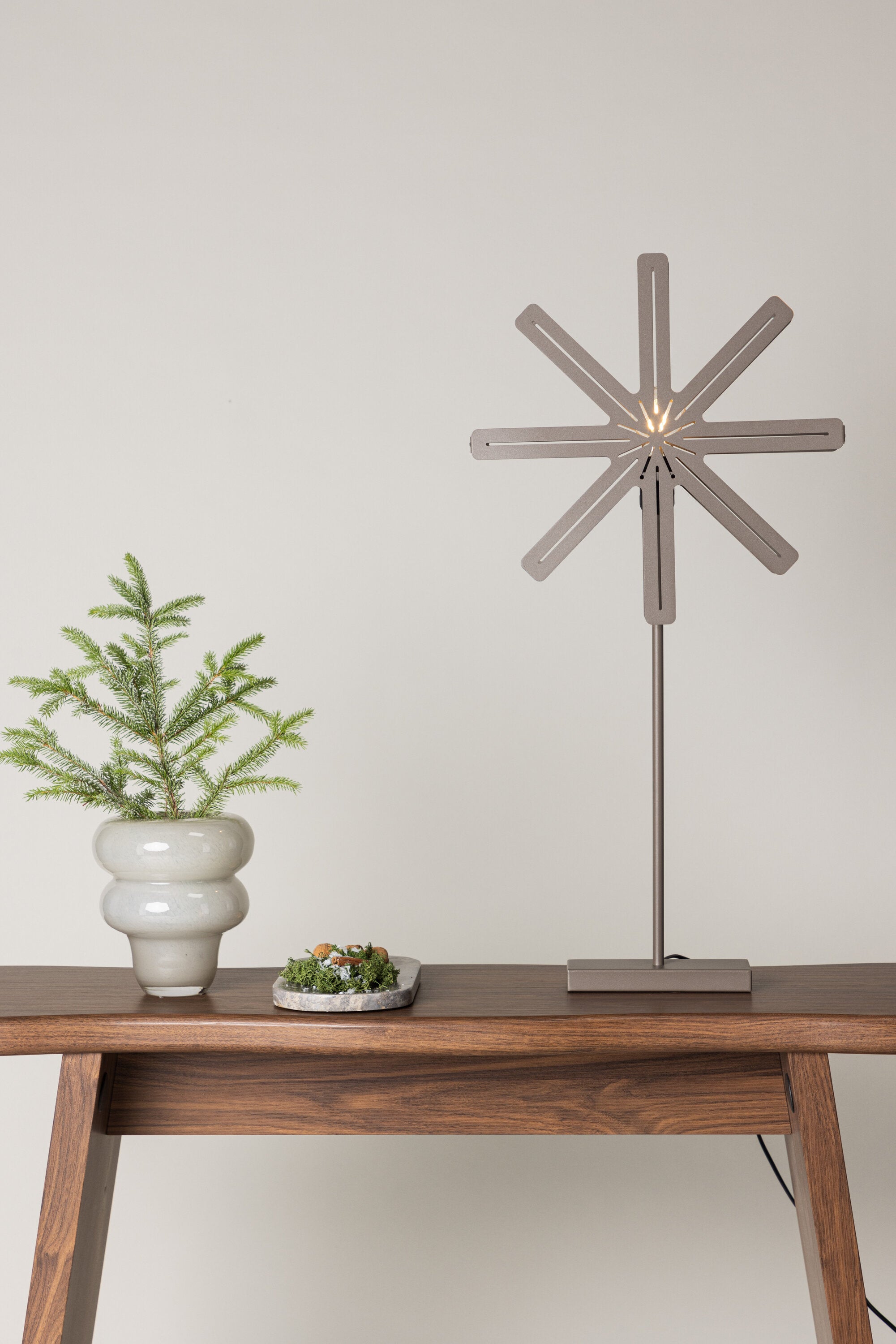 Säfsen Stehlampe in Mokka präsentiert im Onlineshop von KAQTU Design AG. Weihnachtszubehör ist von Venture Home