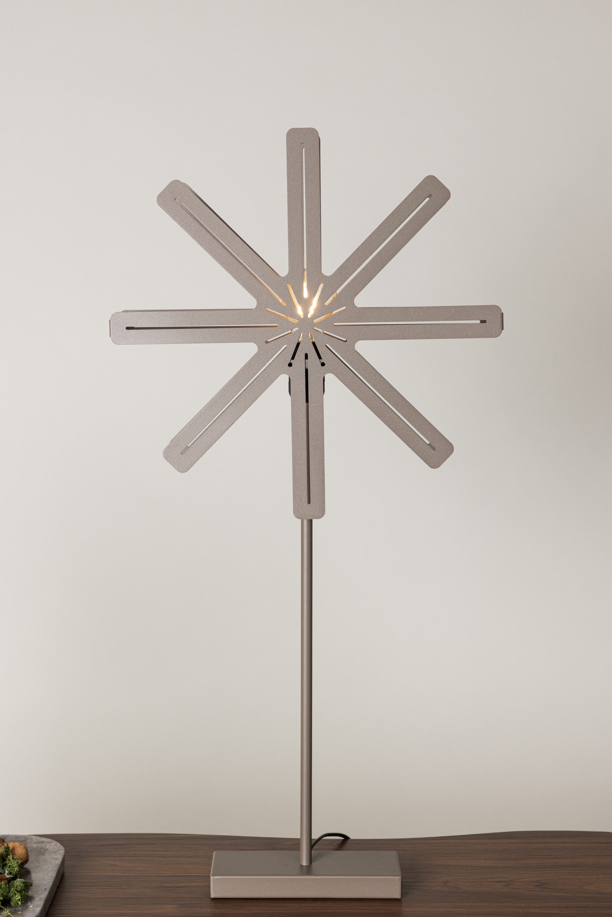 Säfsen Stehlampe in Mokka präsentiert im Onlineshop von KAQTU Design AG. Weihnachtszubehör ist von Venture Home