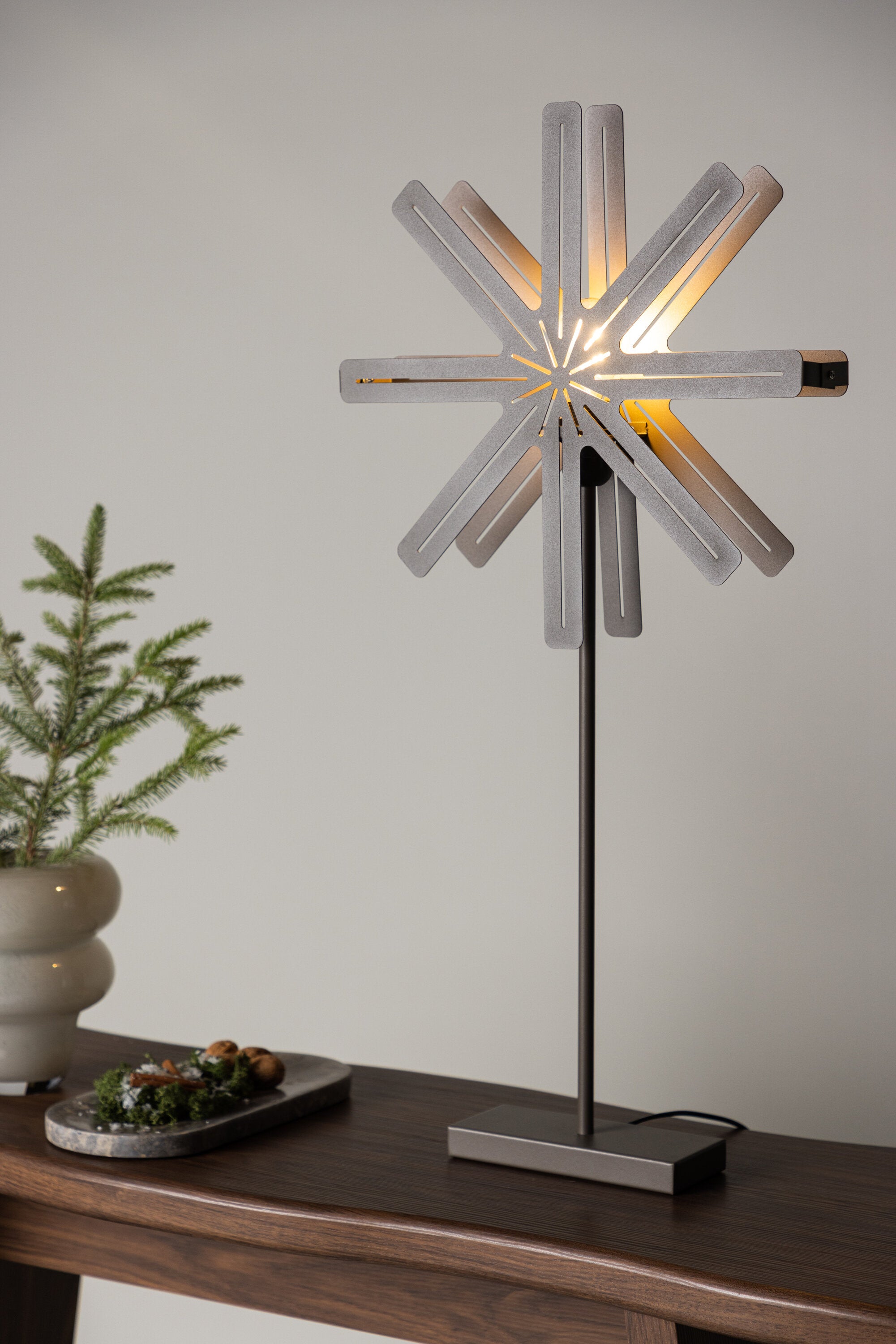 Säfsen Stehlampe in Mokka präsentiert im Onlineshop von KAQTU Design AG. Weihnachtszubehör ist von Venture Home