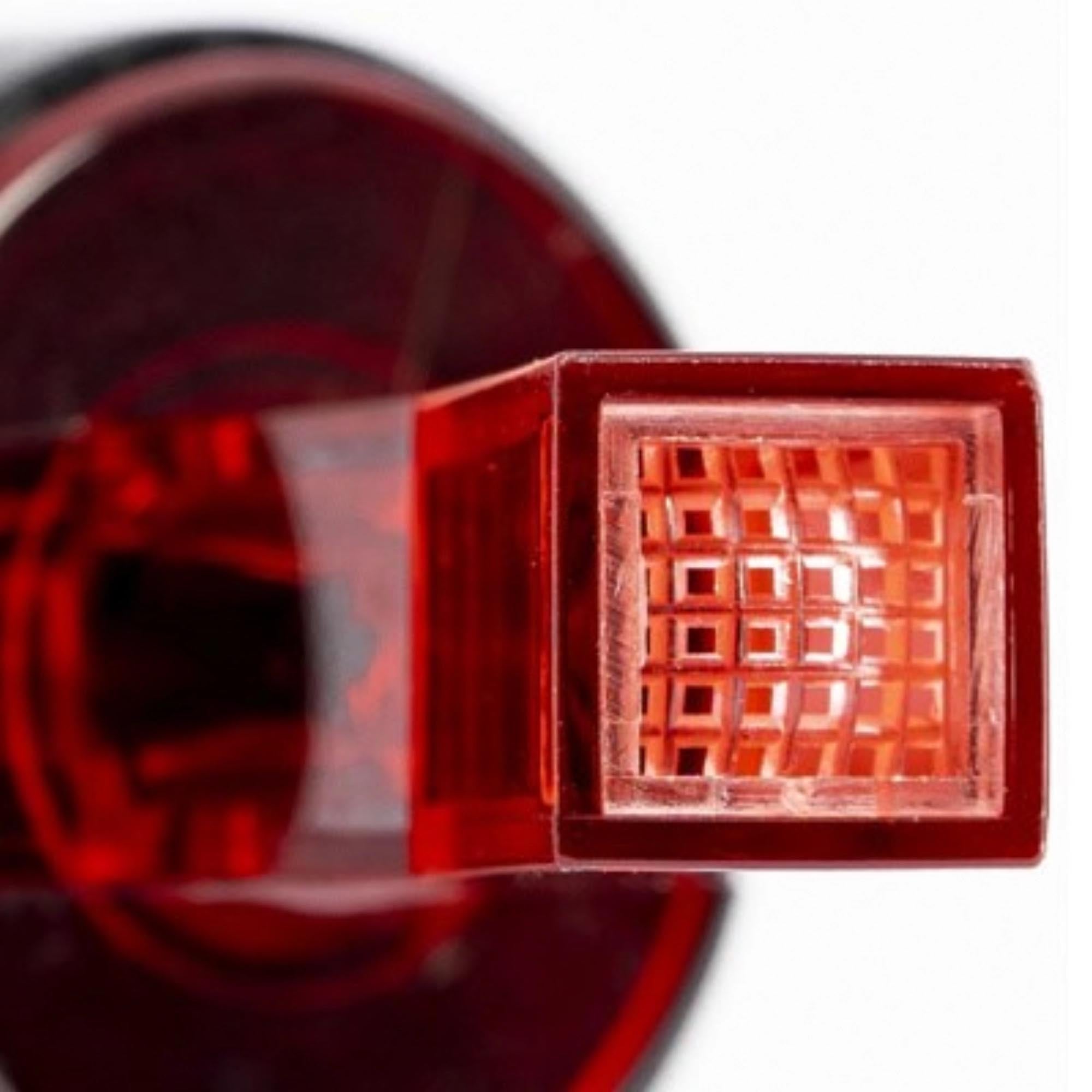 Zwei 8 cm Ausgiesser von Westmark mit Siebfunktion, ideal zum präzisen Ausgiessen und Filtern von Flüssigkeiten in der Küche.