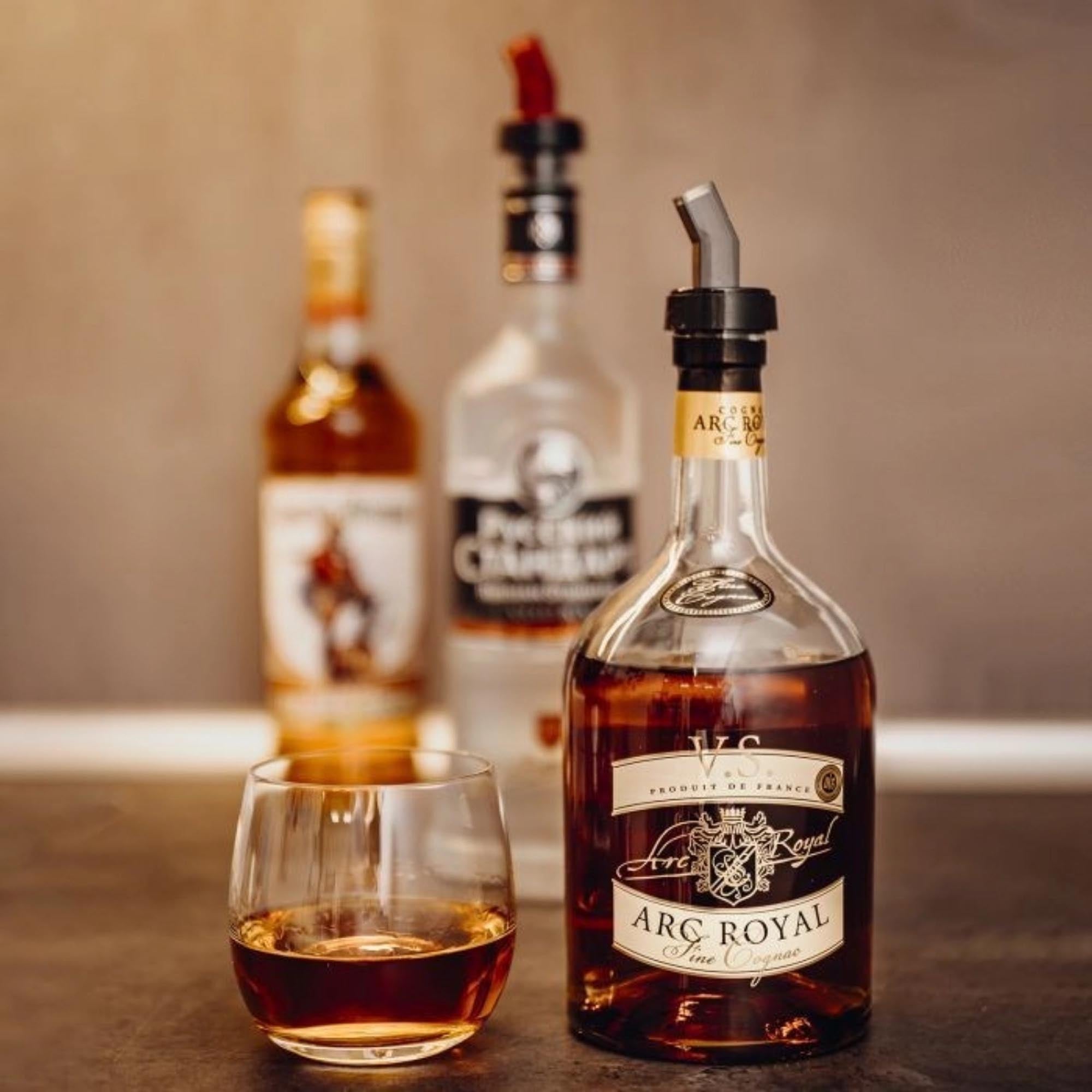 Westmark Ausgiesser mit Siebfunktion, 8 cm, ideal zum präzisen Ausgiessen und Filtern von Flüssigkeiten in der Küche.