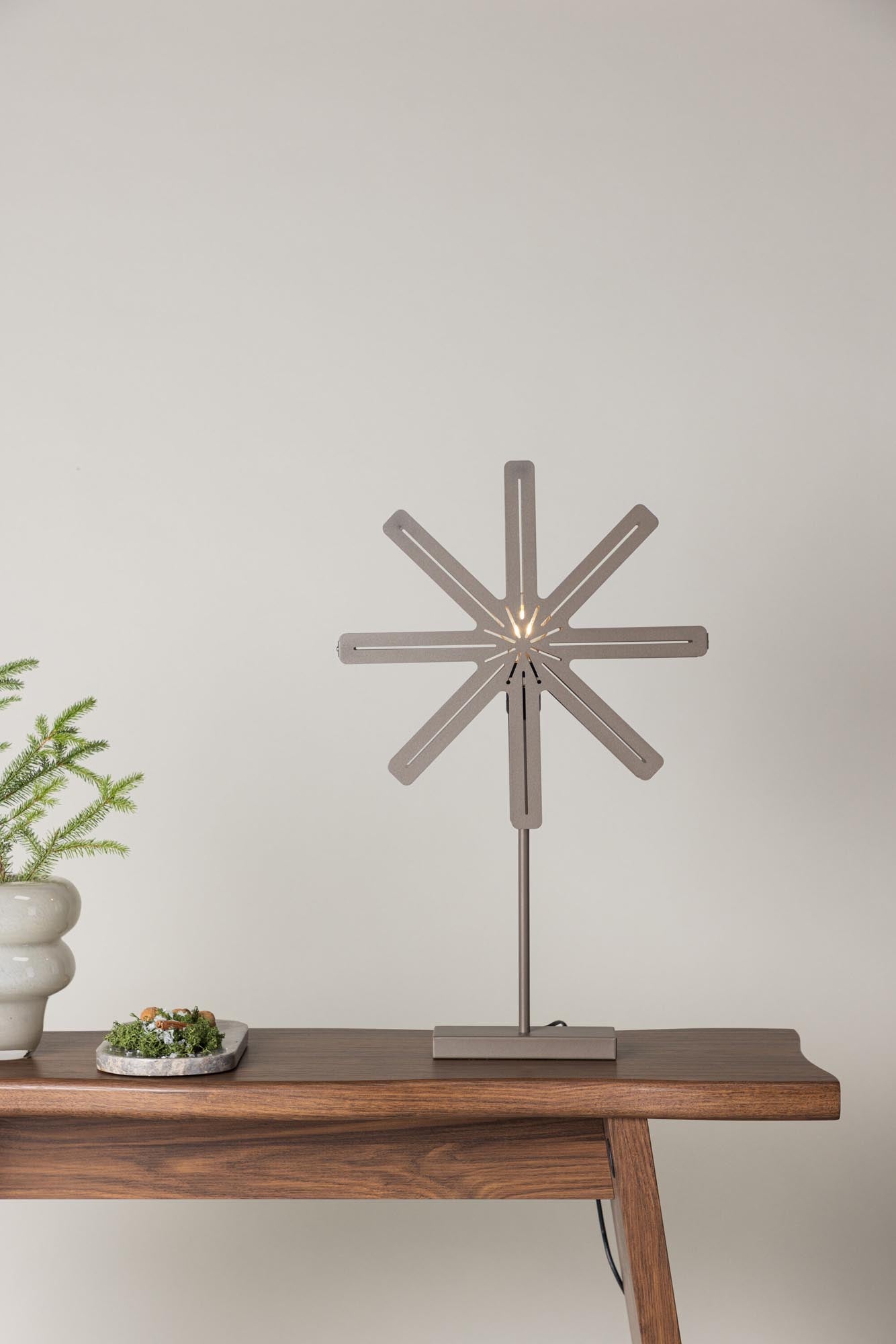 Elegante Säfsen Tischlampe: Skandinavisches Design für Ihr Ambiente.