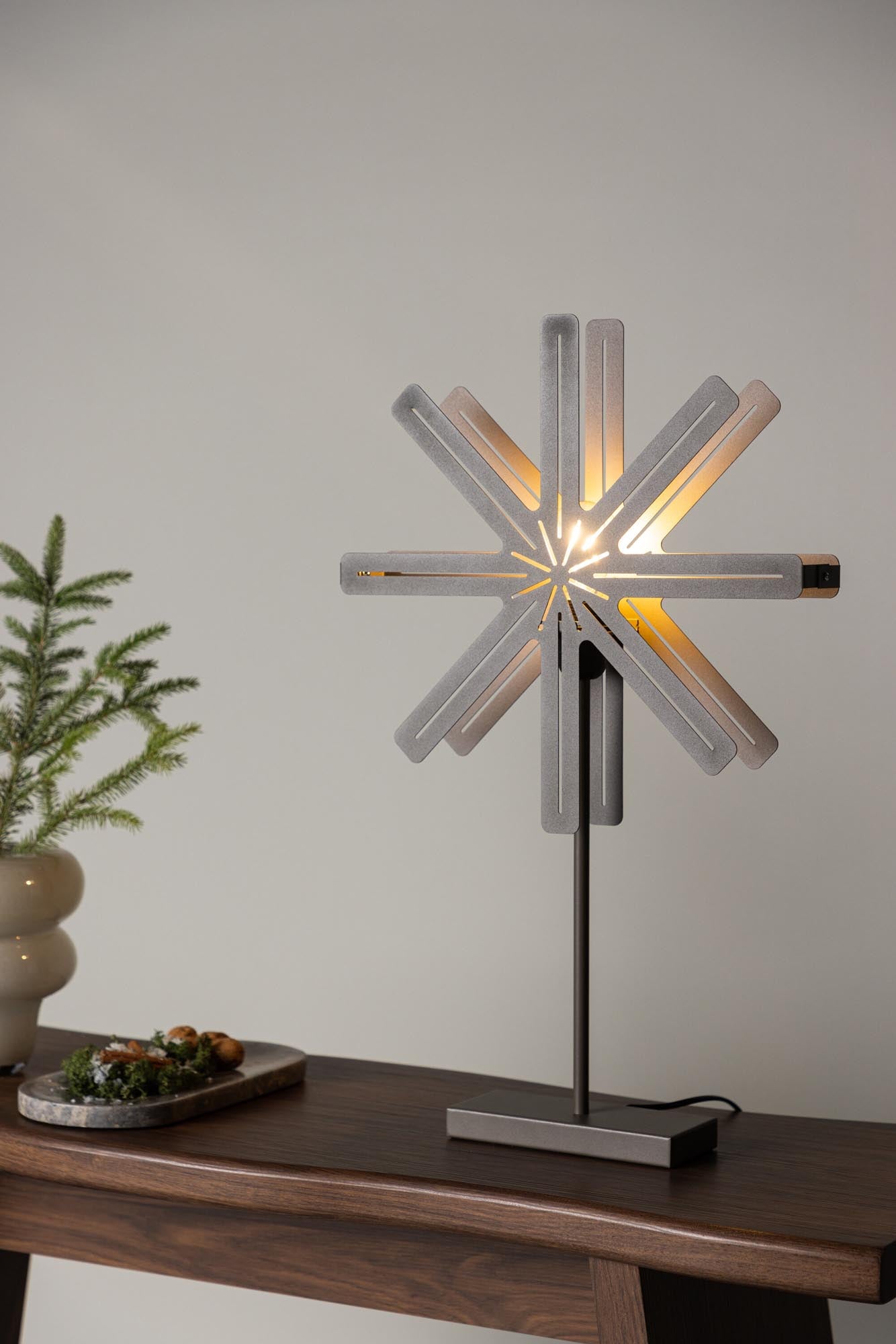Säfsen Tischlampe: Zeitloses Design für moderne Wohnräume.