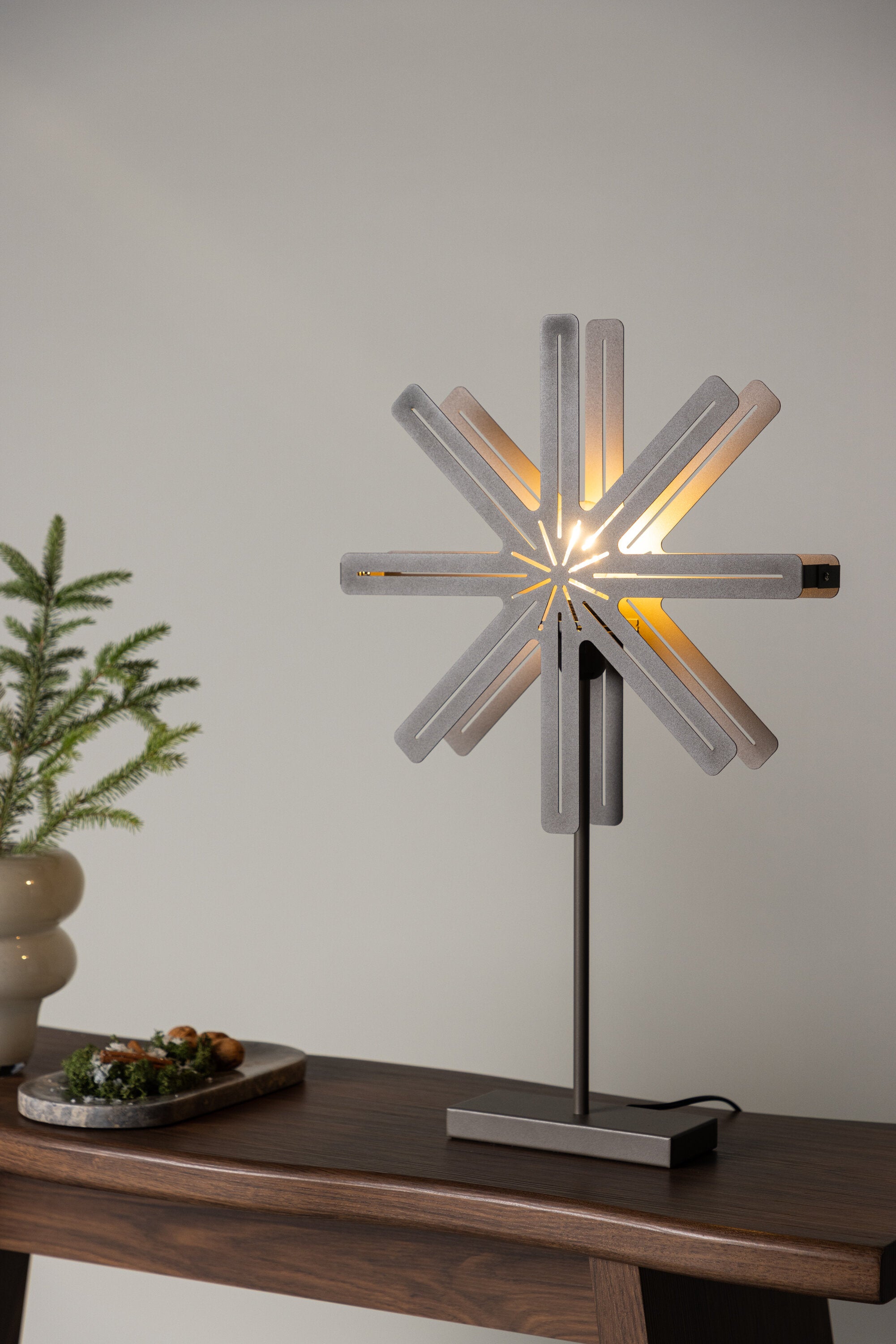 Säfsen Tischlampe in Mokka präsentiert im Onlineshop von KAQTU Design AG. Weihnachtszubehör ist von Venture Home