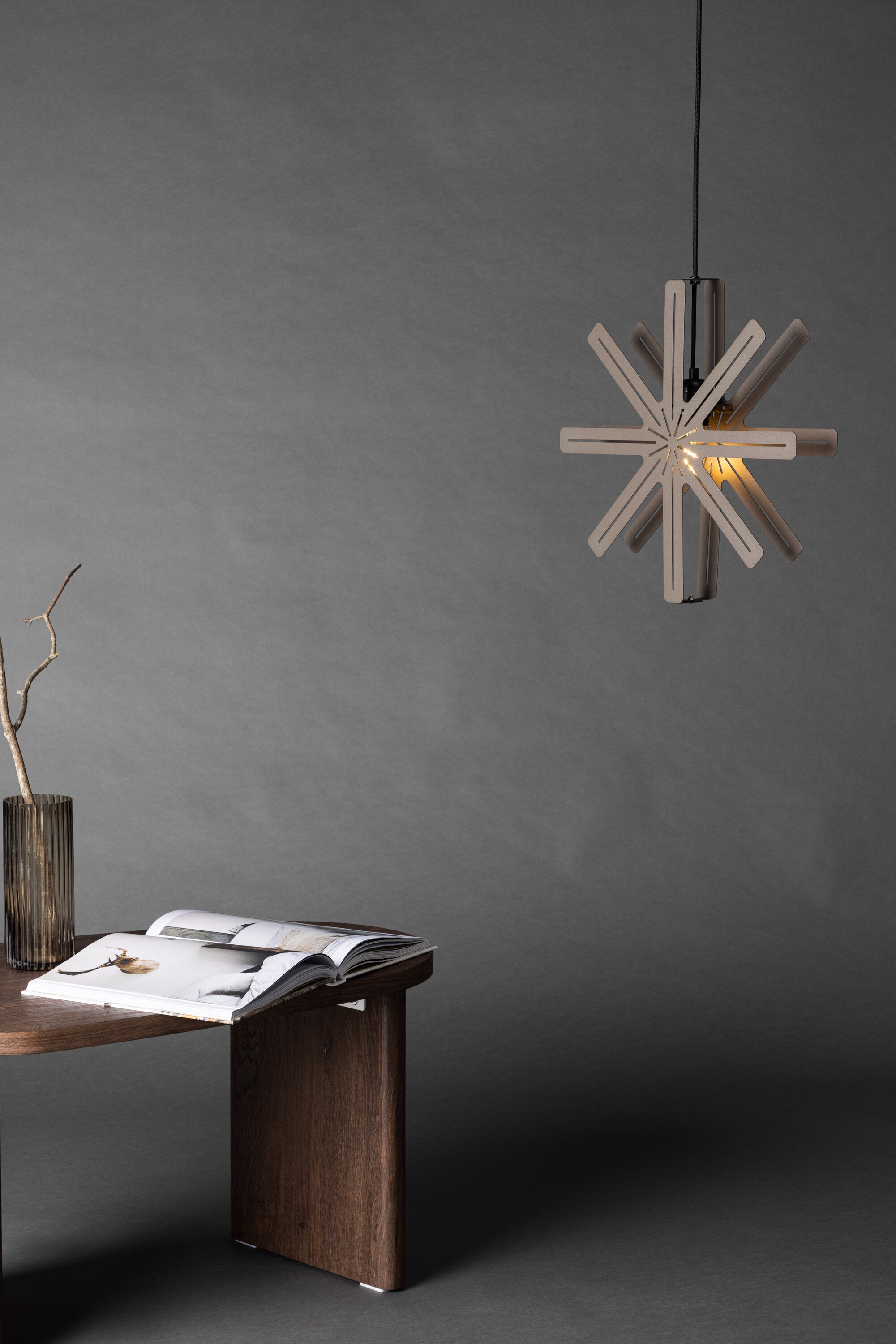Säfsen Pendelleuchte in Mokka präsentiert im Onlineshop von KAQTU Design AG. Weihnachtszubehör ist von Venture Home