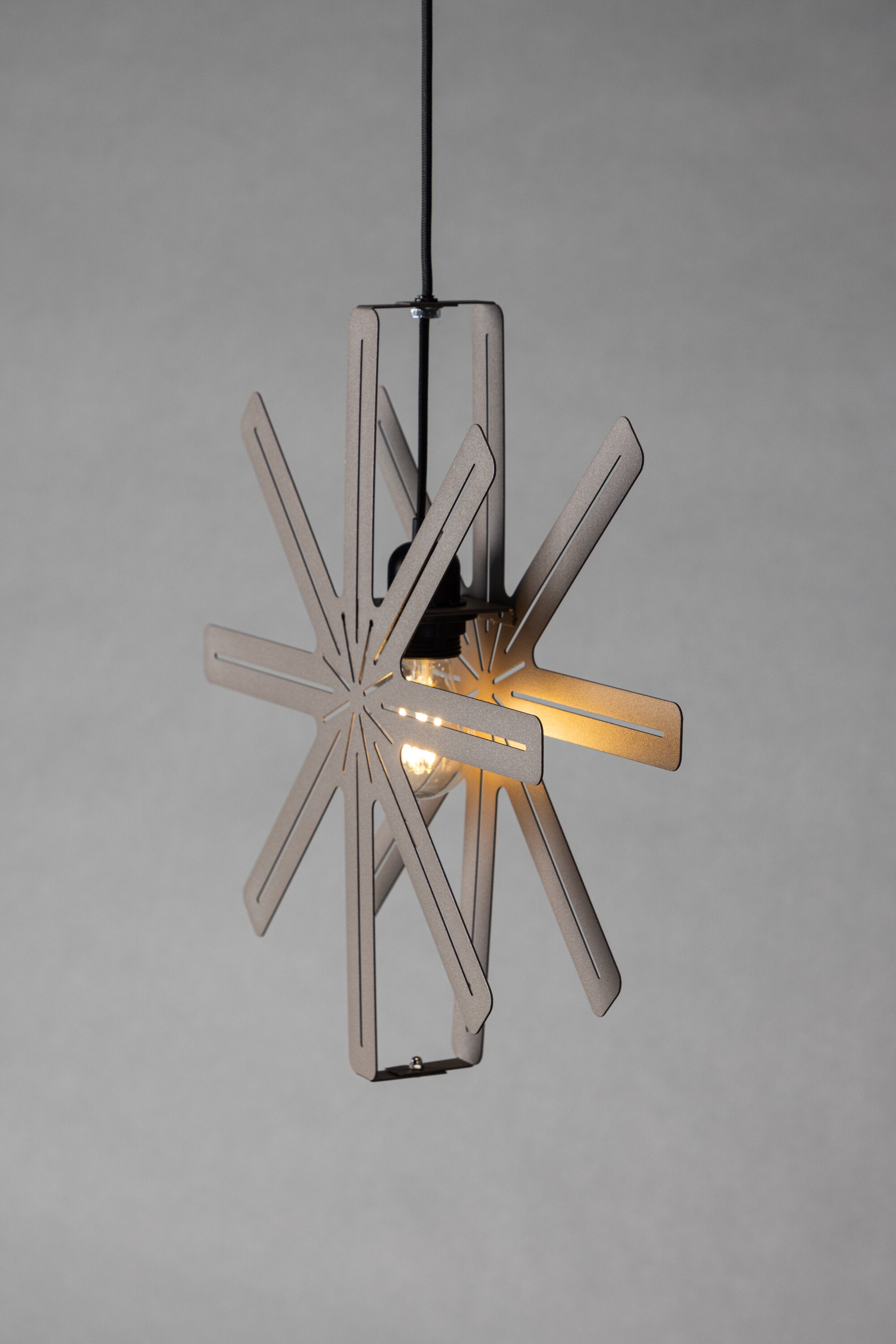 Säfsen Pendelleuchte in Mokka präsentiert im Onlineshop von KAQTU Design AG. Weihnachtszubehör ist von Venture Home