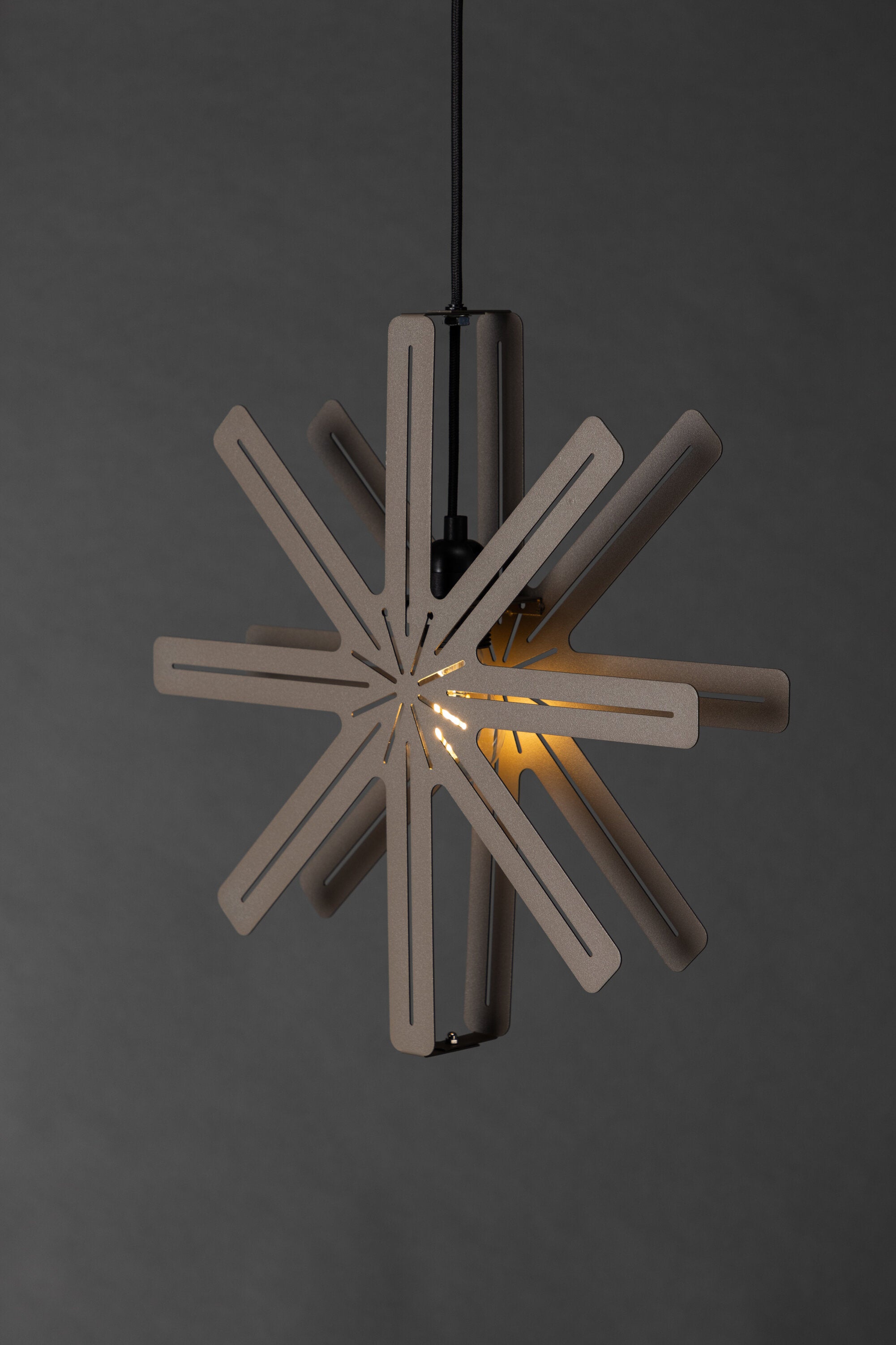 Säfsen Pendelleuchte in Mokka präsentiert im Onlineshop von KAQTU Design AG. Weihnachtszubehör ist von Venture Home