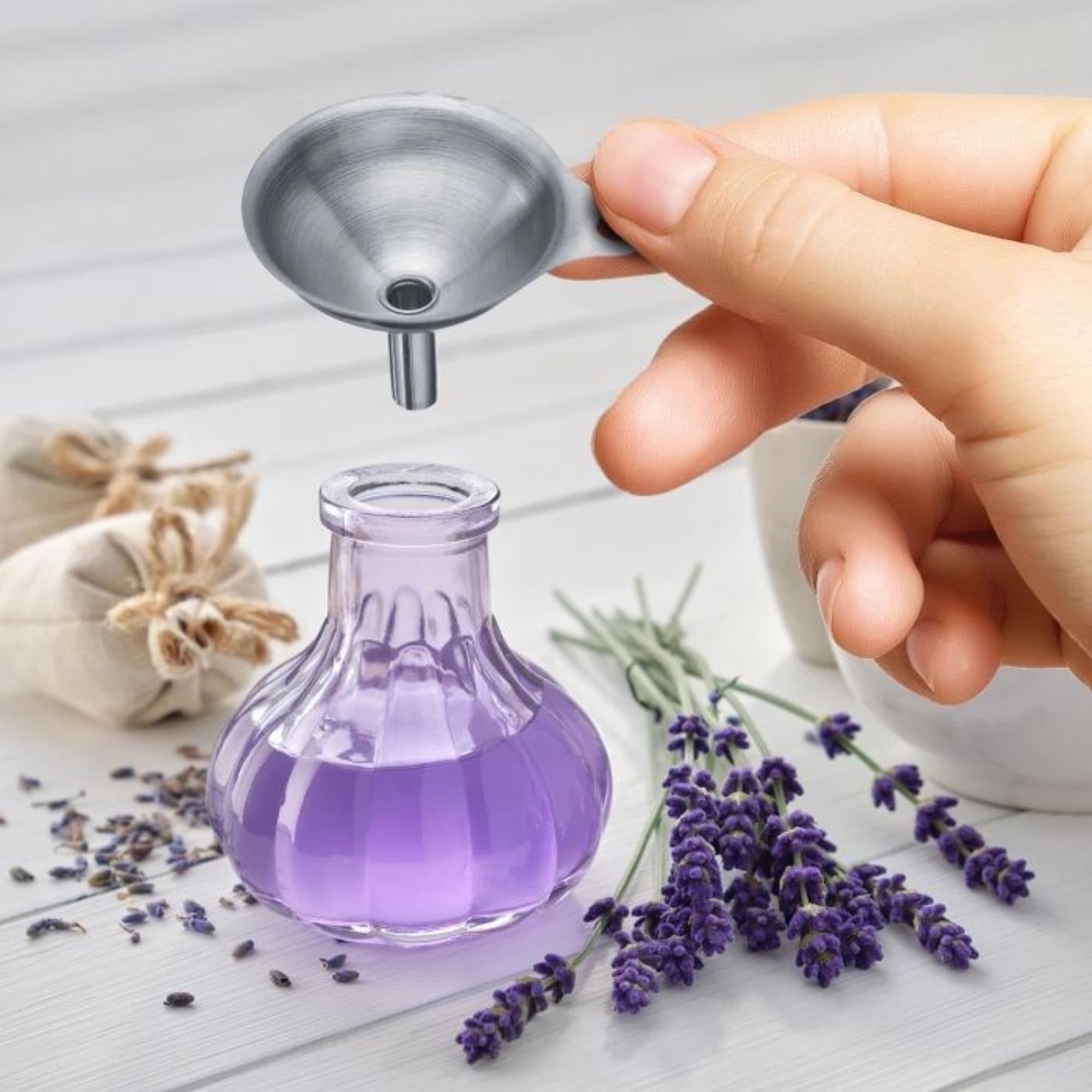 Hochwertiges 3-teiliges Edelstahl-Trichter-Set von Westmark, ideal für präzises Umfüllen, Durchmesser: 45, 55, 75 mm.