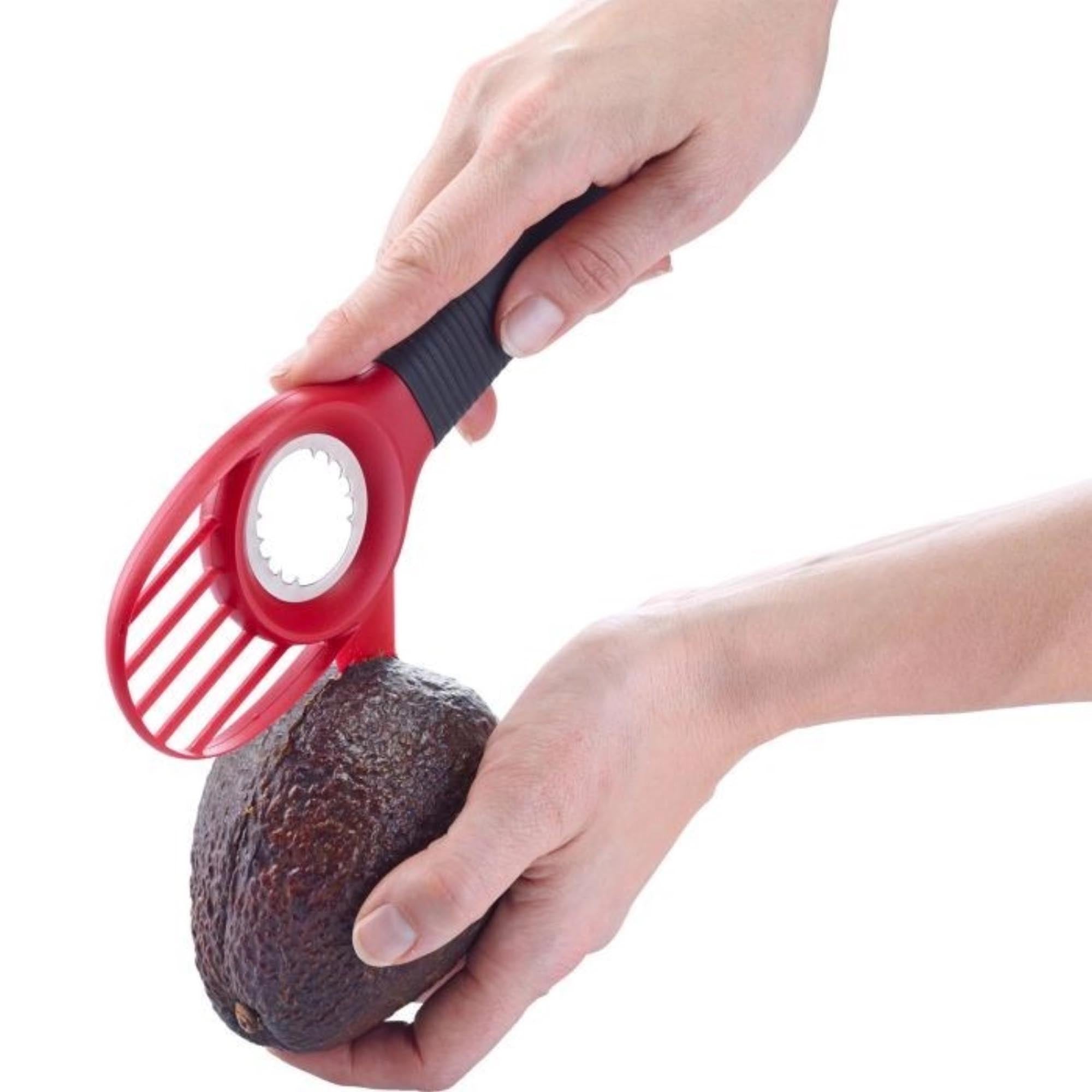 Der Westmark Avocadoschneider Hello schneidet, entkernt und halbiert Avocados mühelos – ein praktisches Küchenwerkzeug.