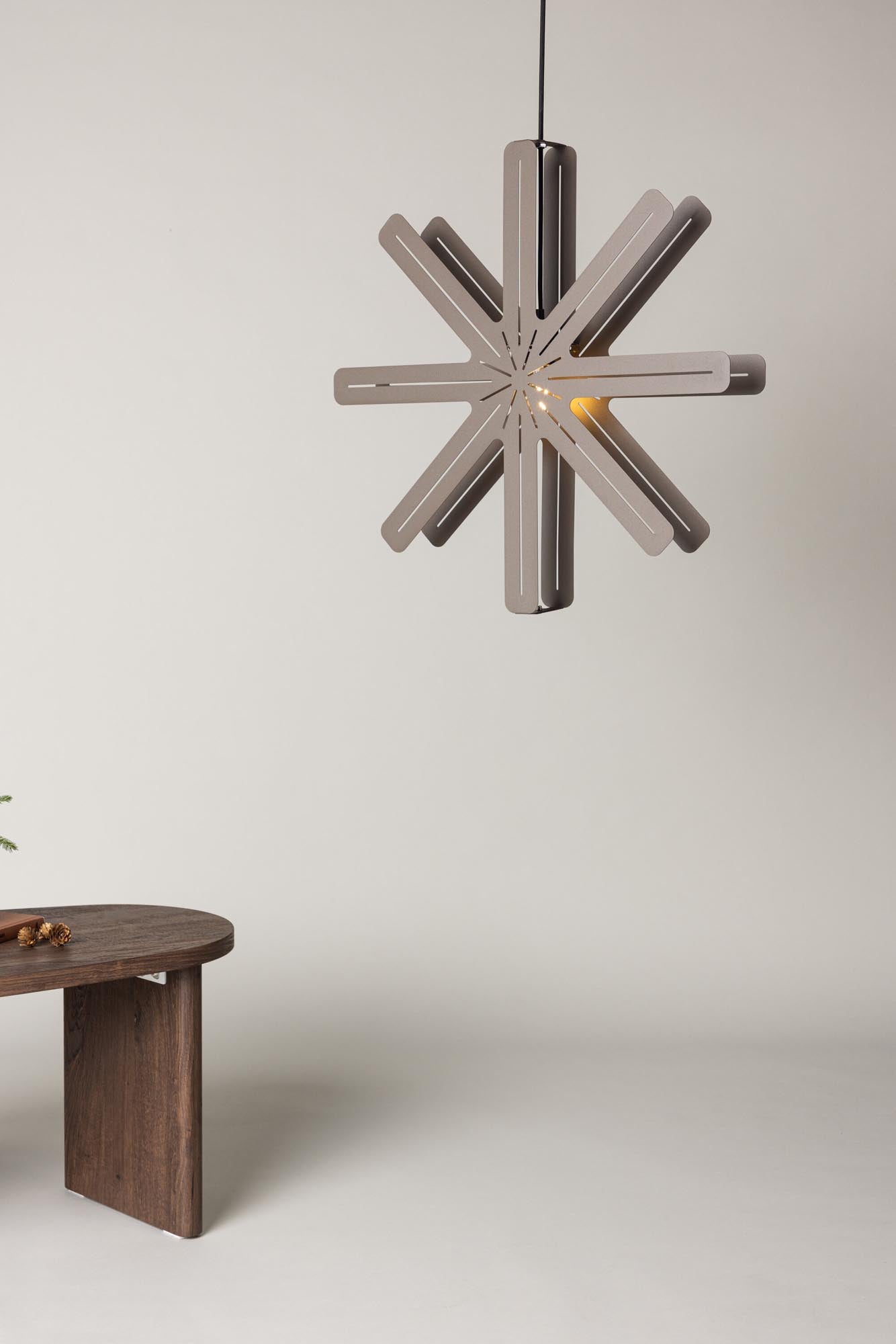 Elegante Säfsen Pendelleuchte: Modernes Design von Venture Home.