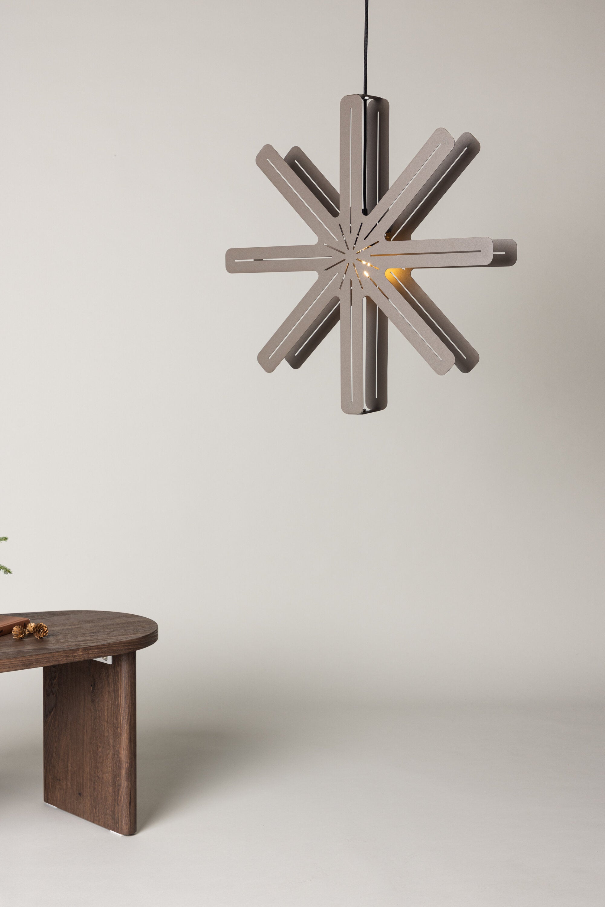 Säfsen Pendelleuchte in Mokka präsentiert im Onlineshop von KAQTU Design AG. Weihnachtszubehör ist von Venture Home