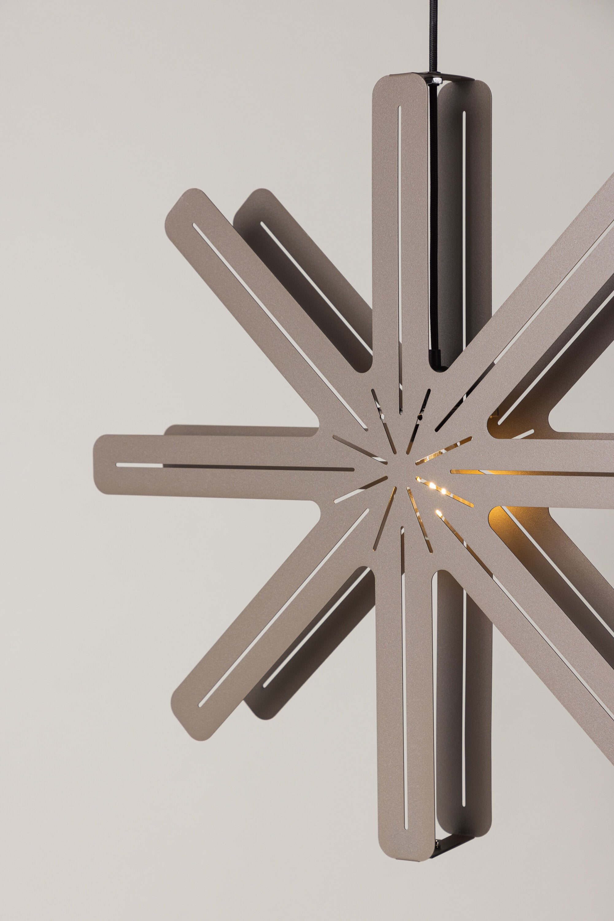 Säfsen Pendelleuchte in Mokka präsentiert im Onlineshop von KAQTU Design AG. Weihnachtszubehör ist von Venture Home