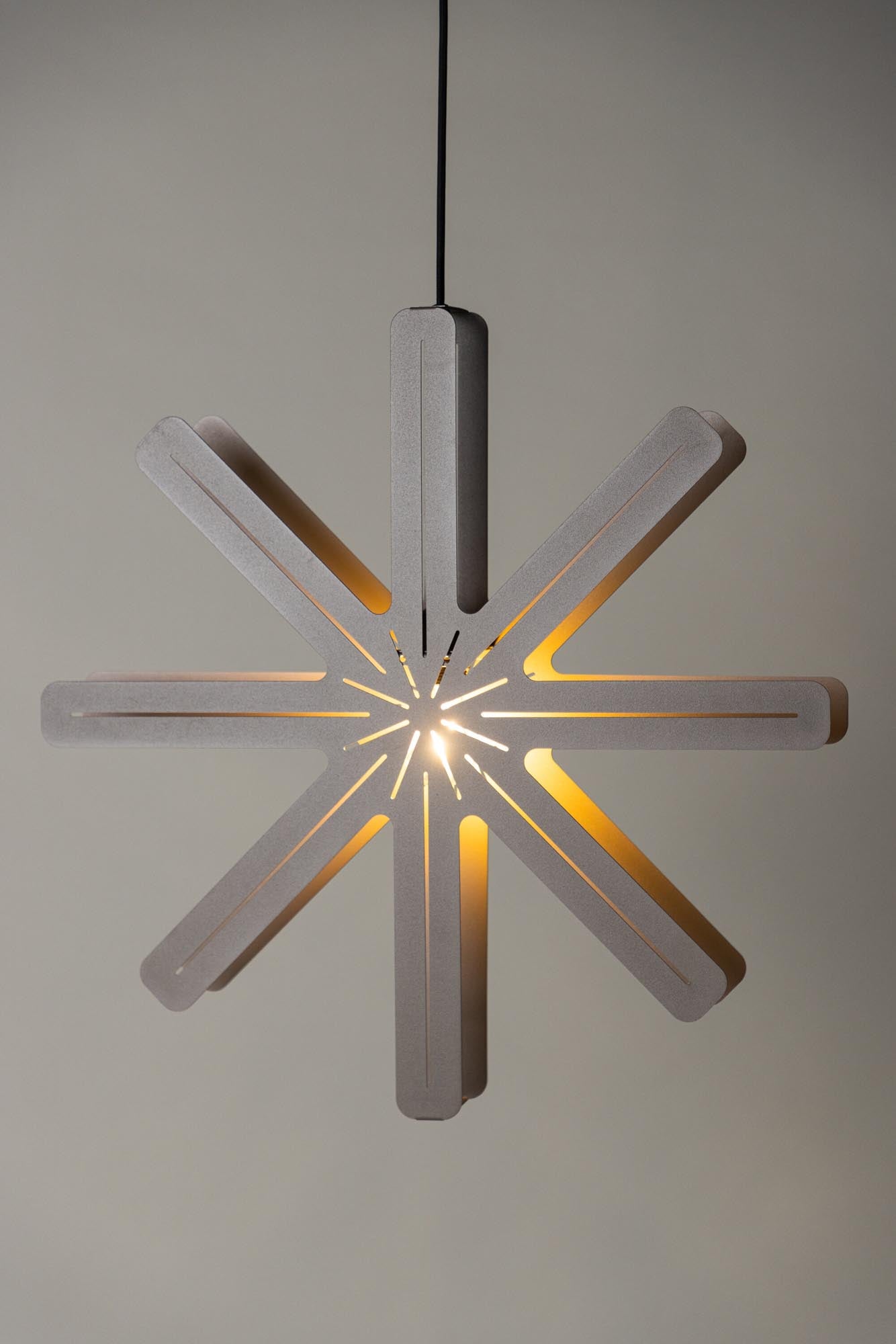 Die Säfsen Pendelleuchte von Venture Home: Ein stilvolles, sternförmiges Licht-Element aus braunem Stahl für festliche Eleganz.