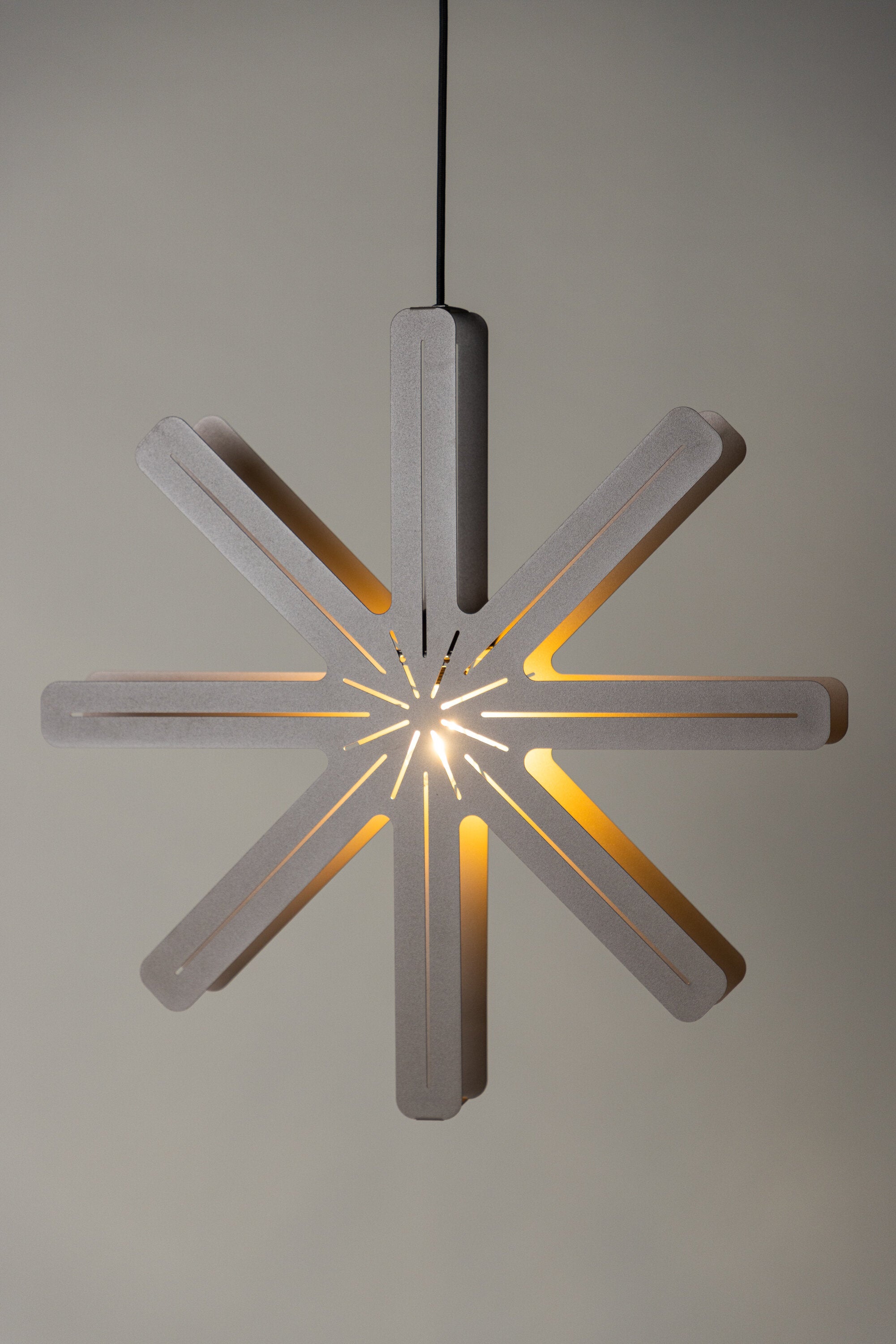 Säfsen Pendelleuchte in Mokka präsentiert im Onlineshop von KAQTU Design AG. Weihnachtszubehör ist von Venture Home